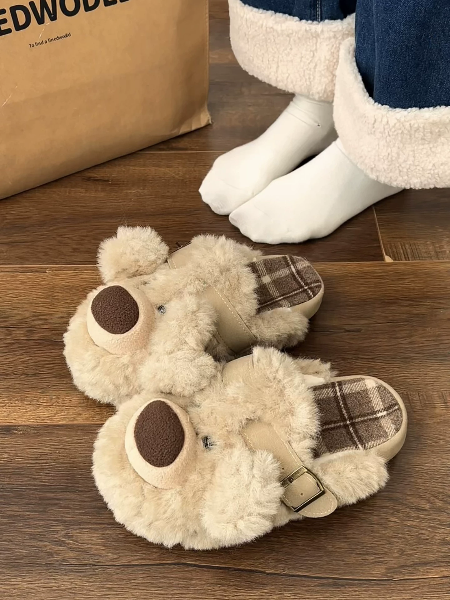 Đôi dép bông dày đế mềm dễ thương, kiểu hoạt hình, dành cho nữ, thích hợp đi ngoài trời, mẫu mới thu đông 2025, giữ ấm, mũi kín.