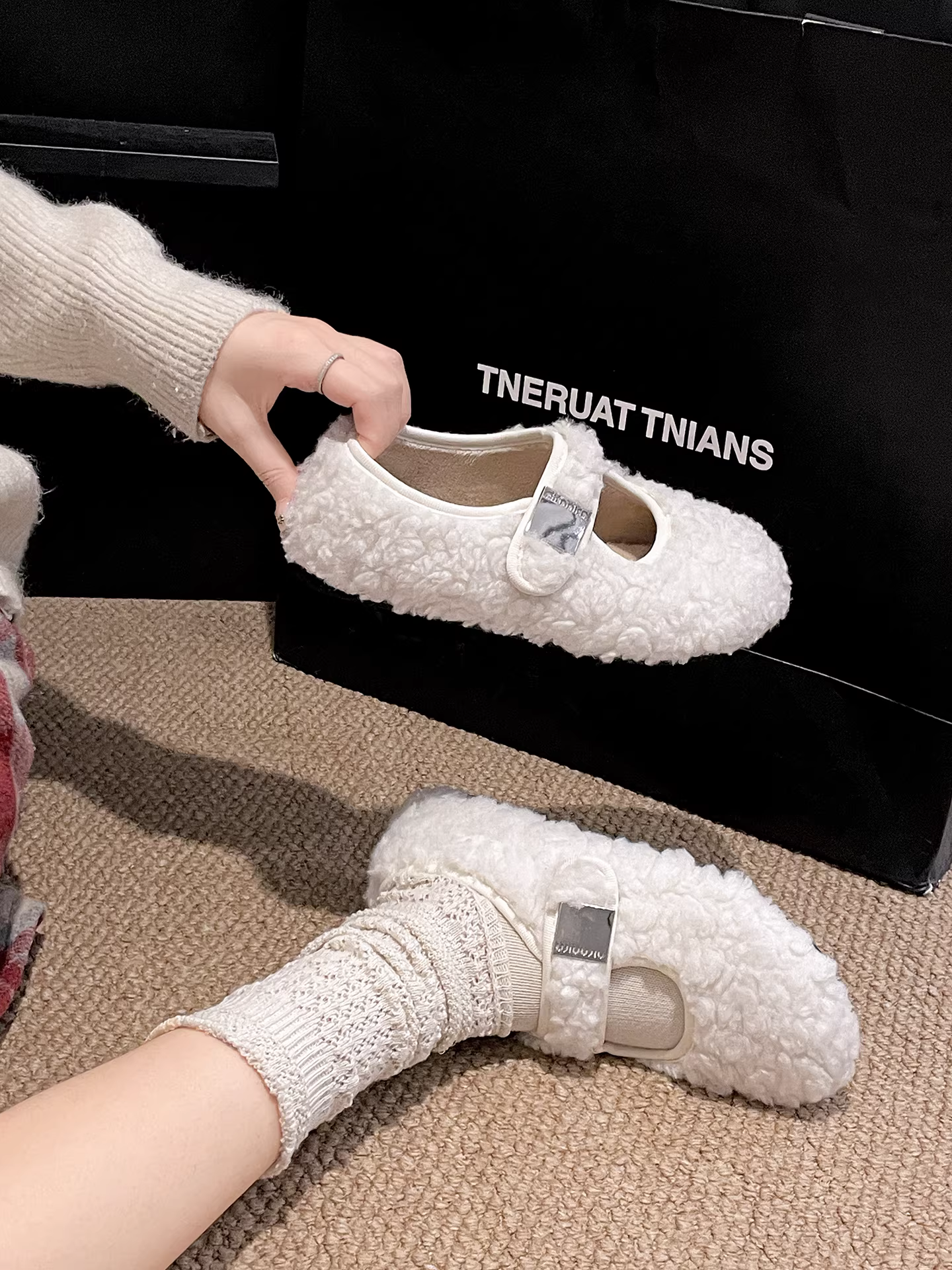 Giày Mary Jane lót lông cừu, đế dày, kiểu Pháp cổ điển màu trắng, dành cho nữ, đi ngoài trời, mùa đông 2025, giữ ấm, mới.
