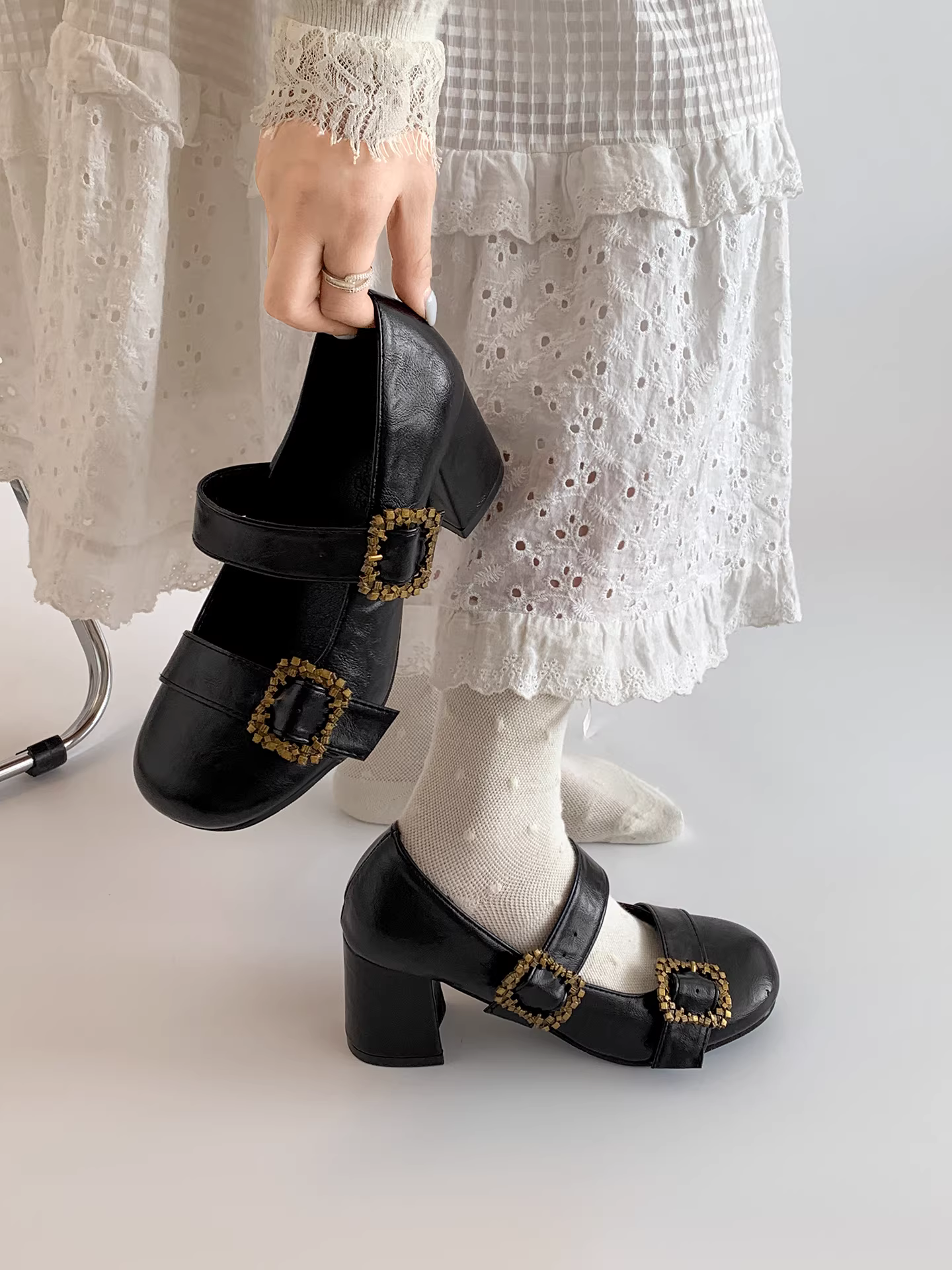 Giày cao gót chunky cổ điển màu nâu dành cho nữ, kiểu thu đông 2025 mới, phối cùng chân váy, giày Mary Jane đế thấp.