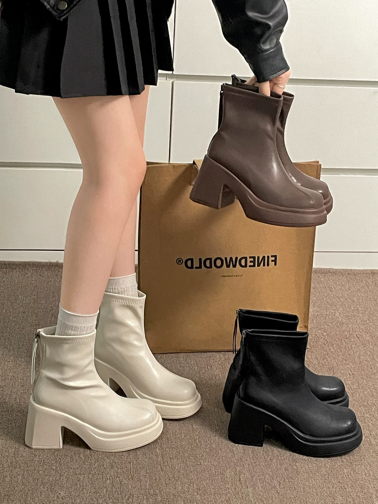Giày bốt Martin đế dày kiểu Anh màu trắng dành cho nữ, mẫu mới thu đông 2025, tăng chiều cao và làm thon gọn chân, dành cho phụ nữ nhỏ nhắn.