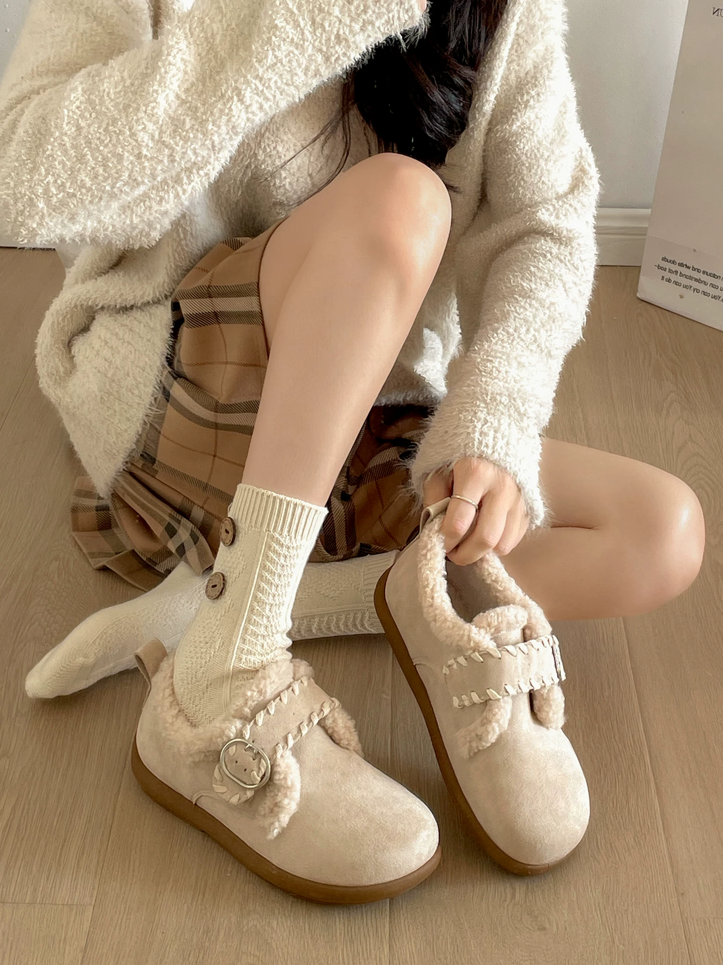 Giày bông đế dày phong cách retro dành cho nữ, mặc ngoài trời mùa đông, mẫu mới 2025, ấm áp, lót lông cừu, giày Birkenstock dày dặn.