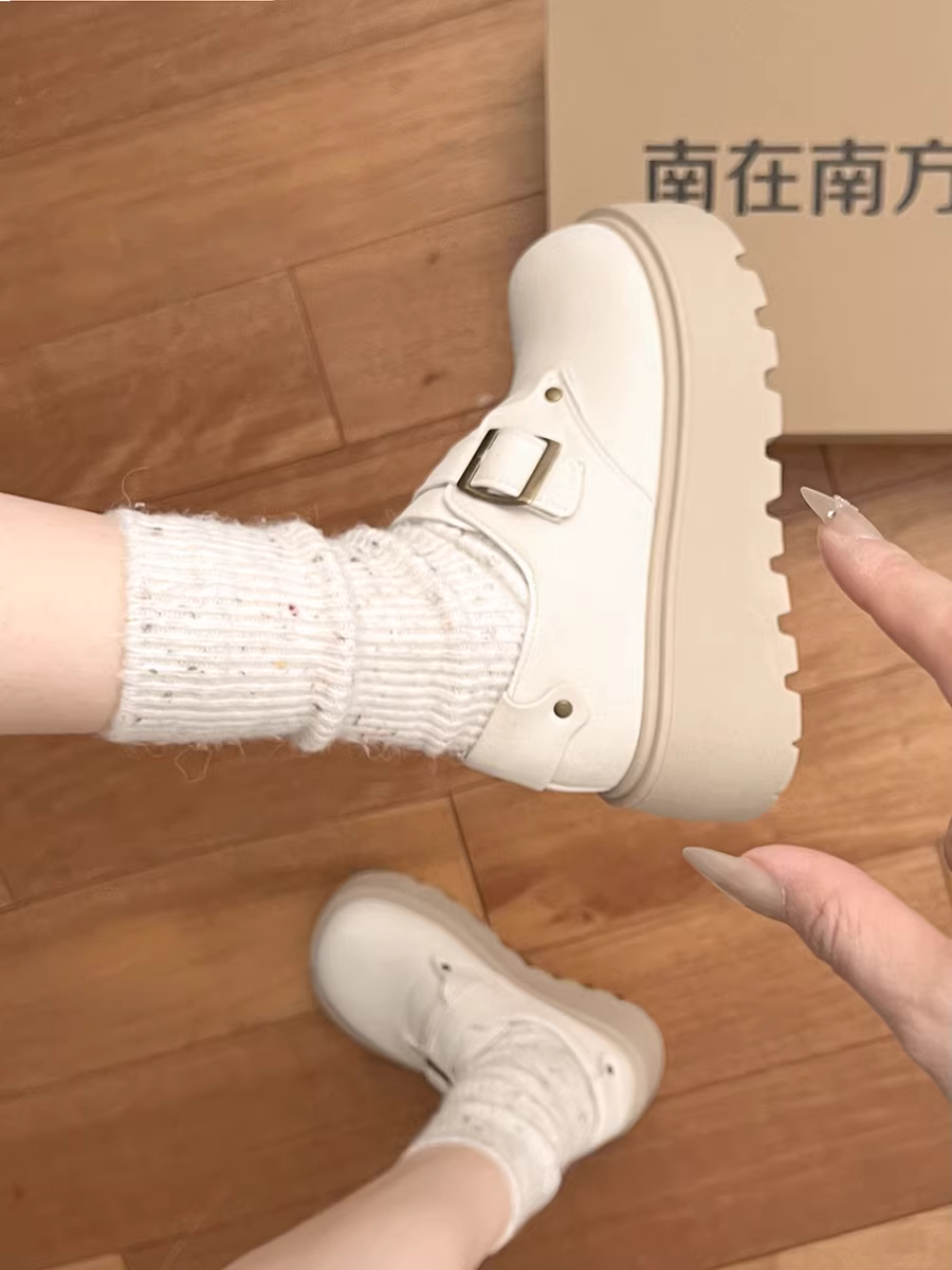 Giày da đế dày màu trắng cổ điển dành cho nữ, kiểu thu đông 2025 mới, đa năng phối với chân váy, kiểu giày Birkenstock.