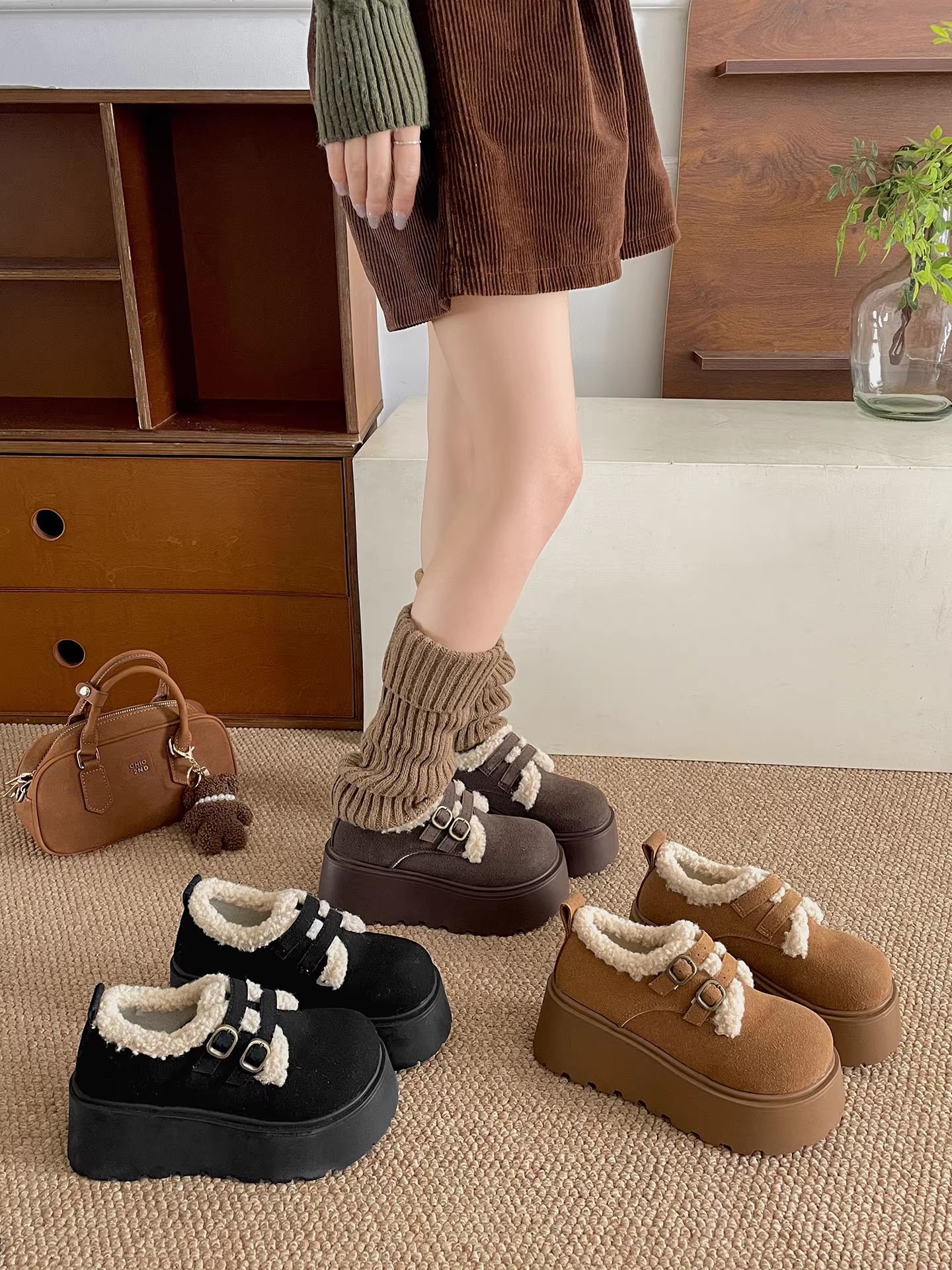 Giày bông giữ ấm đế dày chống trơn lót lông cừu đen dành cho nữ, kiểu dáng retro Birkenstock tăng chiều cao, mẫu mới mùa đông 2025