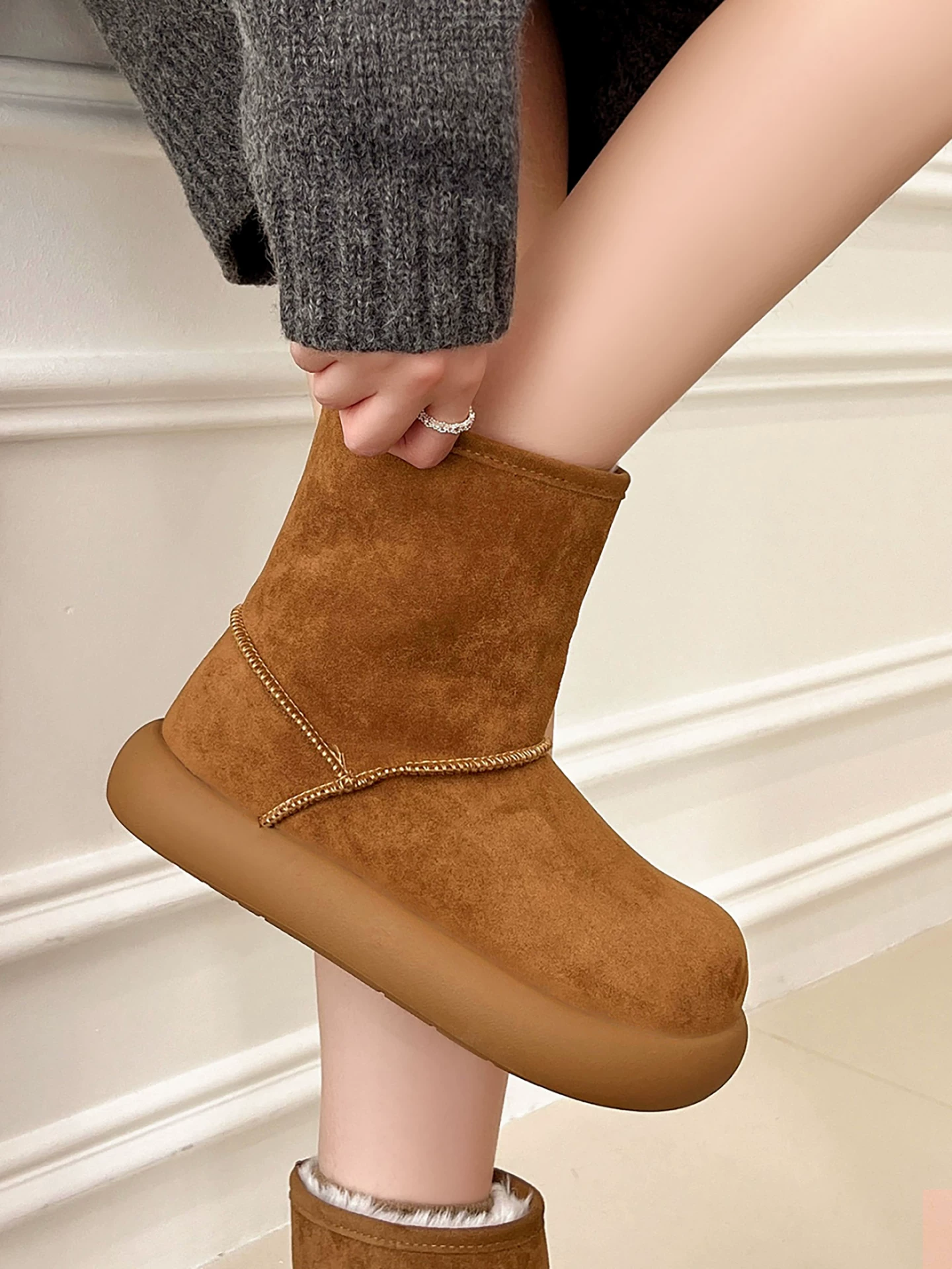 Giày bốt nữ mùa đông 2025 đế dày, lót lông mềm mại, ấm áp, chống trơn trượt, tăng chiều cao, kiểu dáng cổ điển, chất liệu cotton.