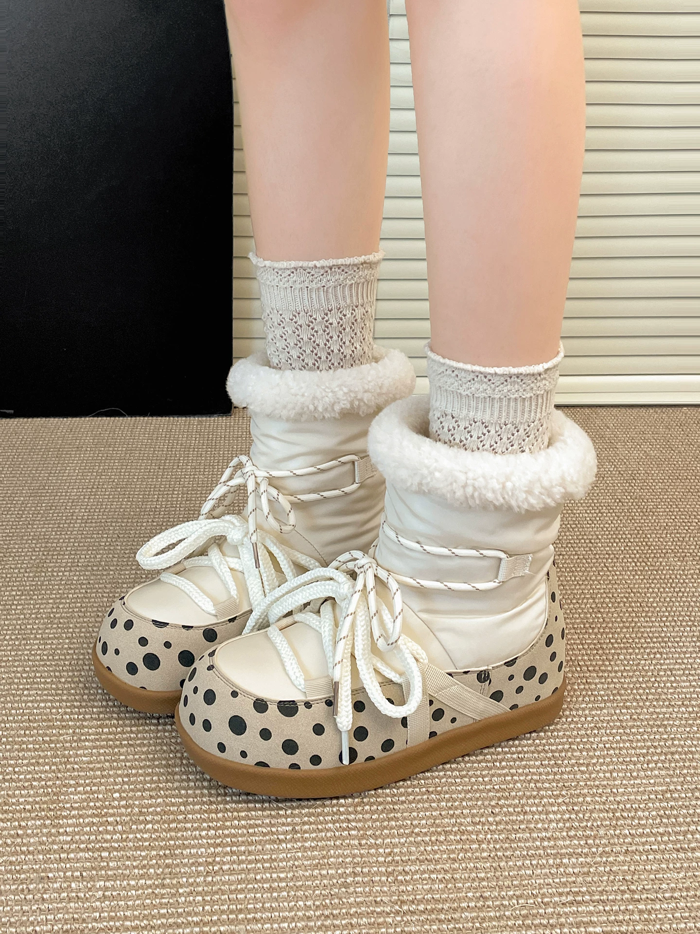 Giày bốt tuyết nữ lót lông cừu ấm áp đế dày, mẫu mới mùa đông 2025, tăng chiều cao, đi ngoài trời, chống trơn trượt, chất liệu bông lông mềm mại