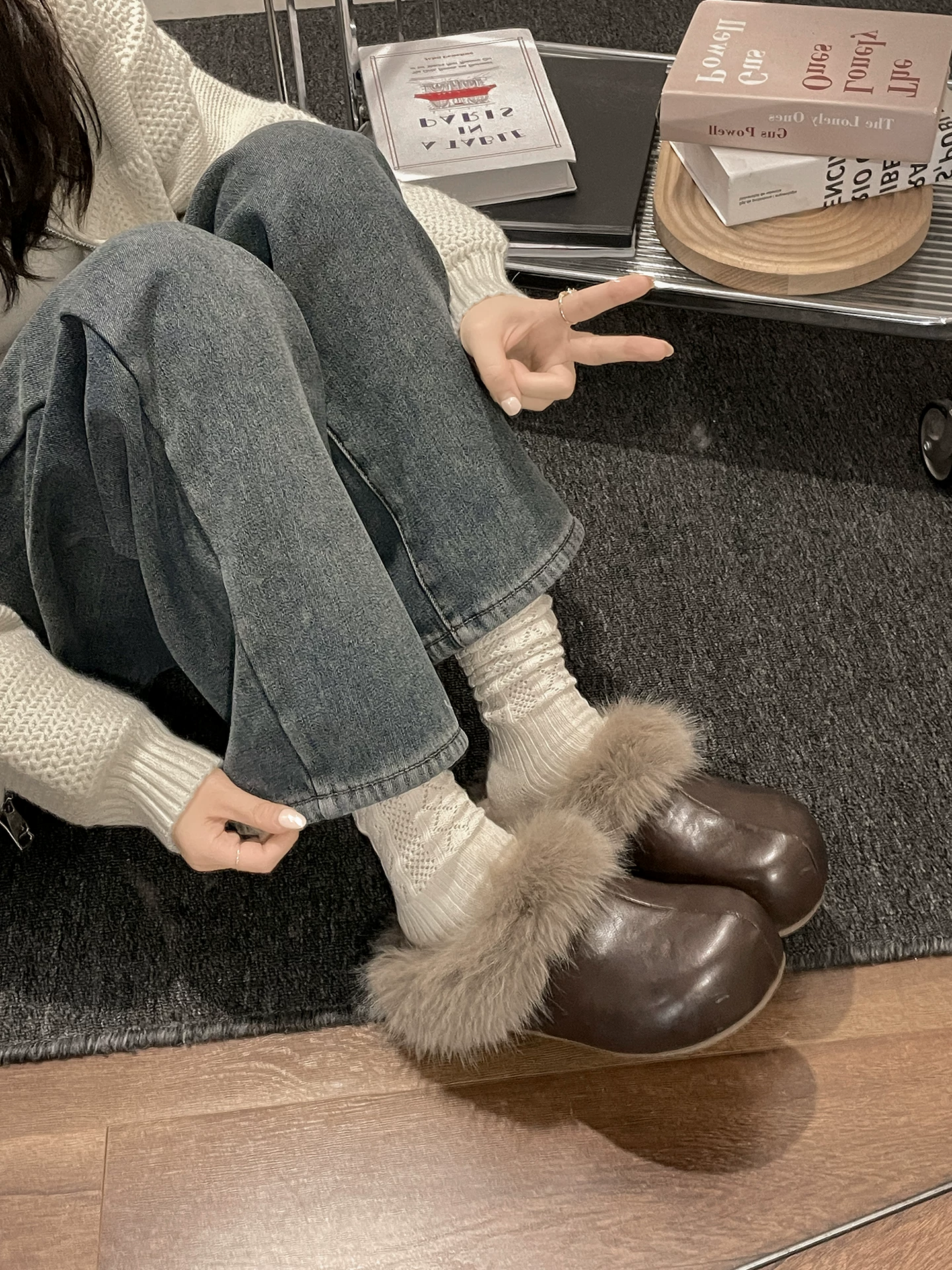 Dép lông dày đế dày kiểu Pháp cổ điển màu nâu dành cho nữ, thích hợp để mang ngoài trời, dép bông kiểu Birkenstock ấm áp mùa đông mới năm 2025.