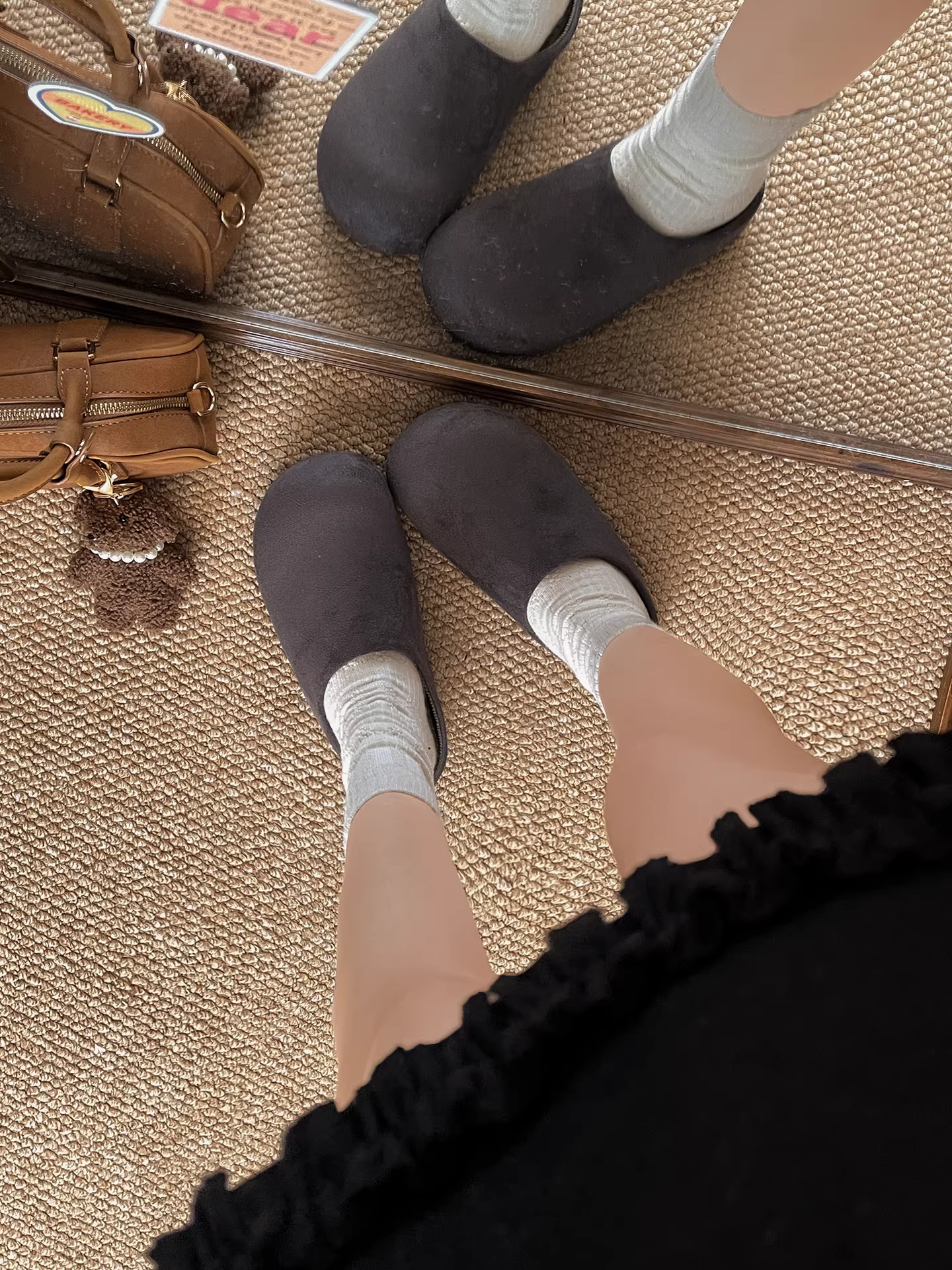 Giày Birkenstock đế dày kiểu retro màu nâu, chất liệu nhung, kiểu nửa dép nửa giày, dành cho nữ, mẫu mới mùa đông 2025, giữ ấm, mũi kín, chất liệu cotton.