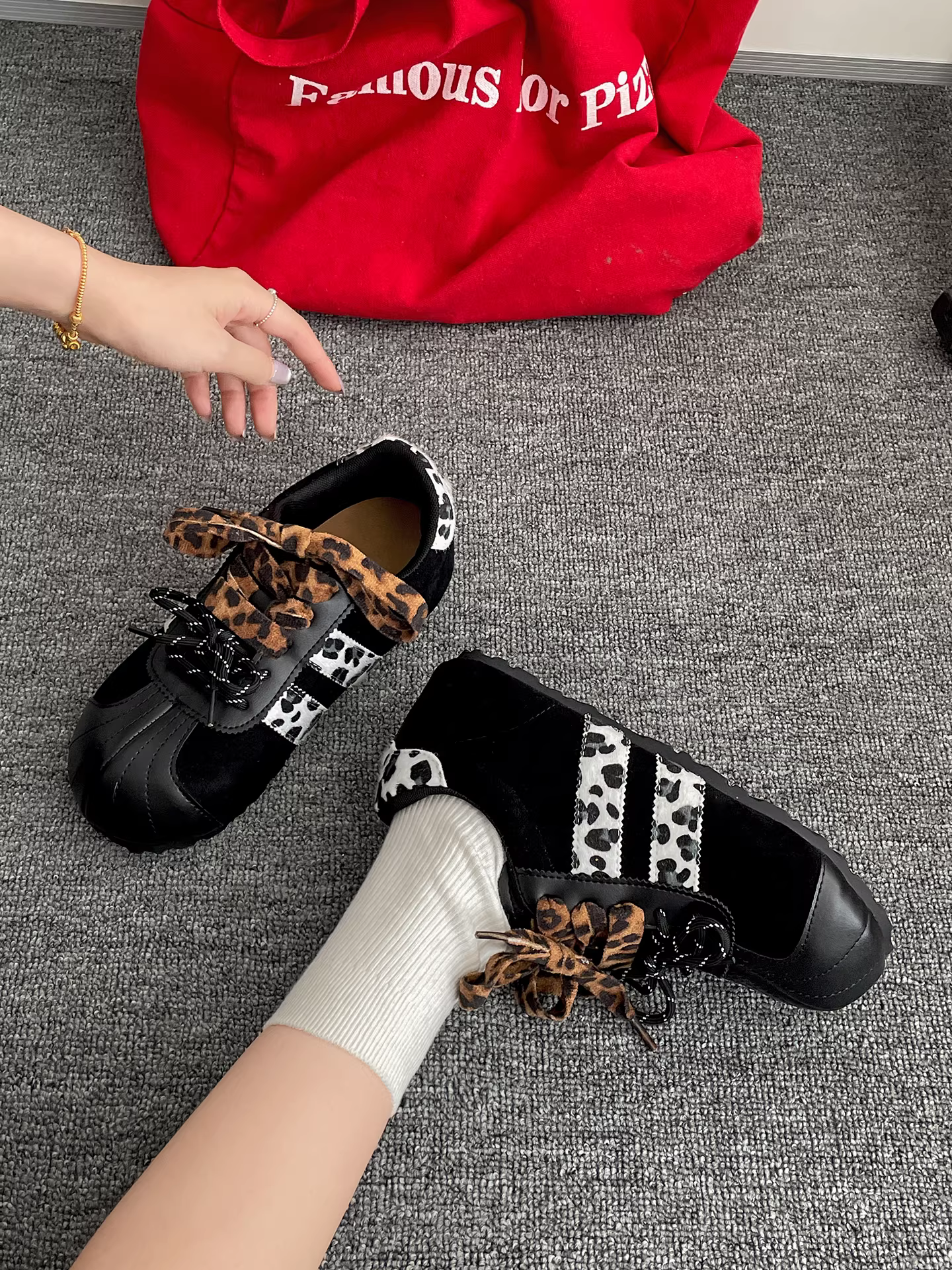 Giày thể thao nữ đế dày phong cách retro màu trắng, kiểu thu đông 2025 mới, phối chân váy đa năng, giày trắng tăng chiều cao.