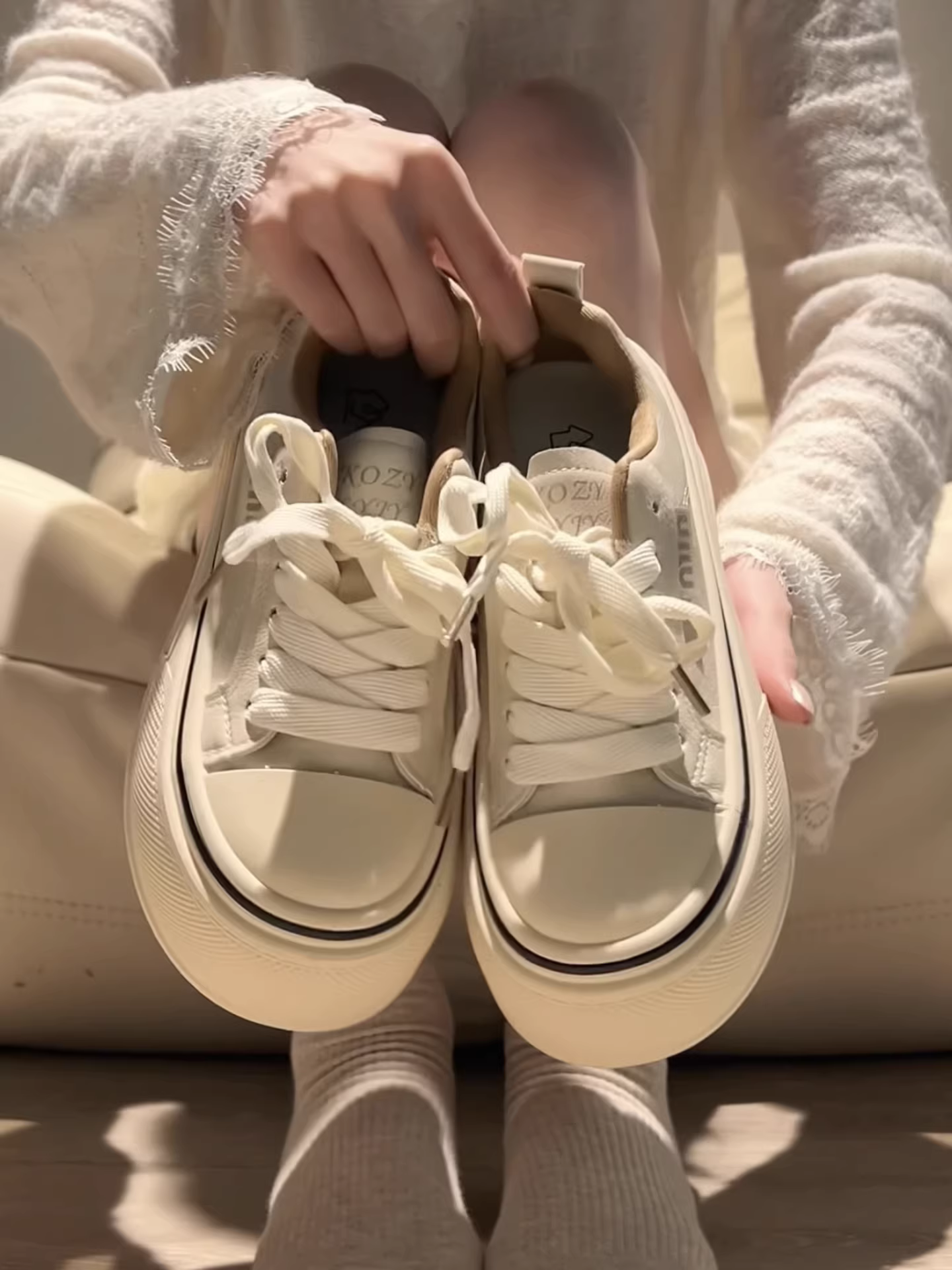 Giày thể thao nữ đế dày retro màu trắng kiểu thu mới 2025, phối cùng chân váy, giày đế mềm, kiểu dáng thấp cổ, phong cách thường ngày