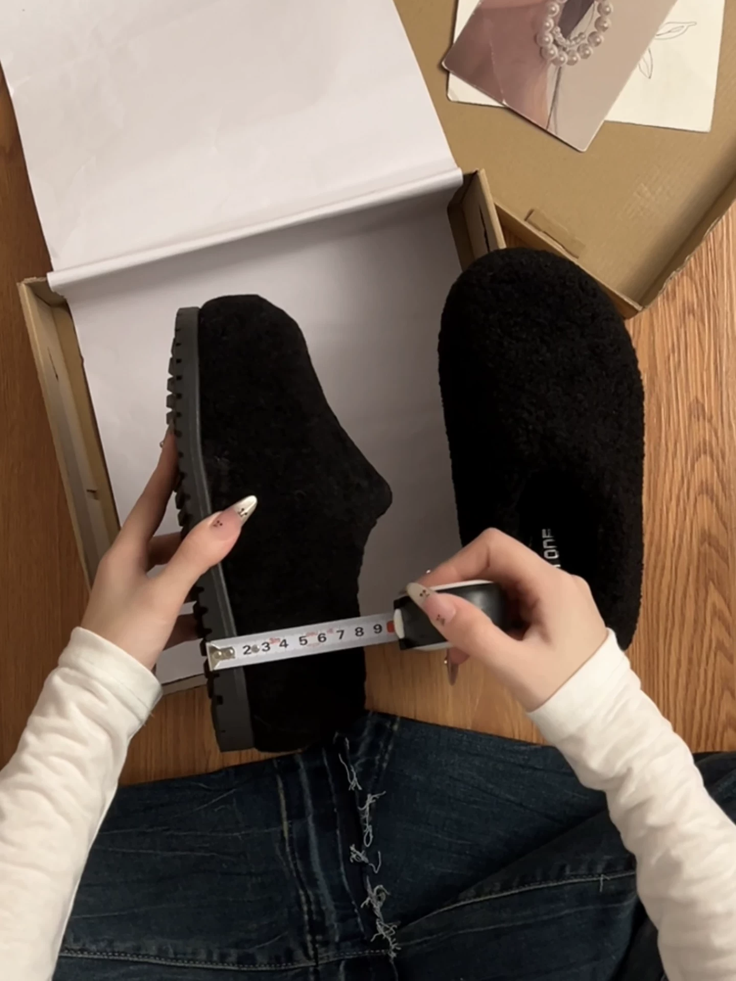 Dép bông đế dày phong cách retro màu đen dành cho nữ, mặc ngoài trời mùa đông, kiểu mới 2025, ấm áp, chống trơn trượt, dép bông tăng chiều cao.