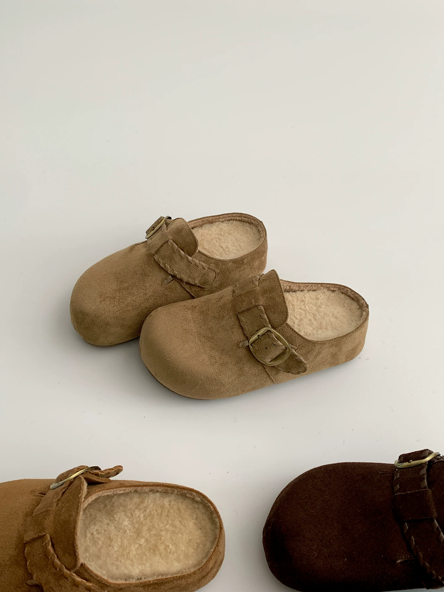 Đôi dép lông nhung nâu cổ điển đế dày dành cho nữ, mẫu mới thu đông 2025, giữ ấm, chống trơn, kiểu Birkenstock, chất liệu cotton