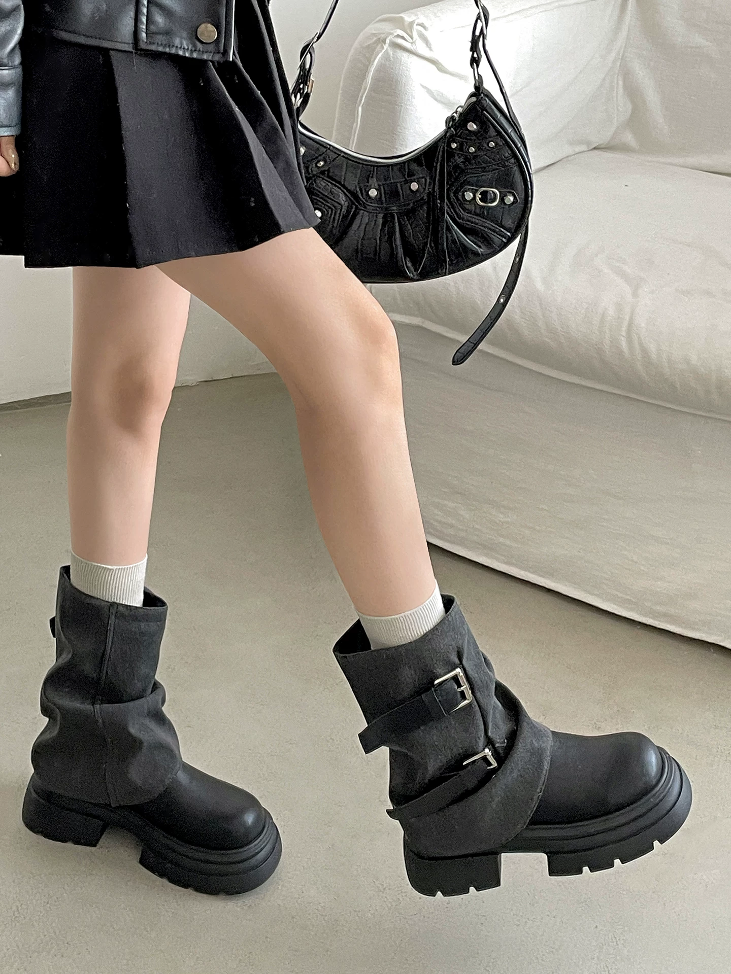 Giày bốt Martin đế dày kiểu Anh cổ điển màu đen dành cho nữ, giày bốt ngắn tăng chiều cao lót lông cừu mùa thu đông mới năm 2025.