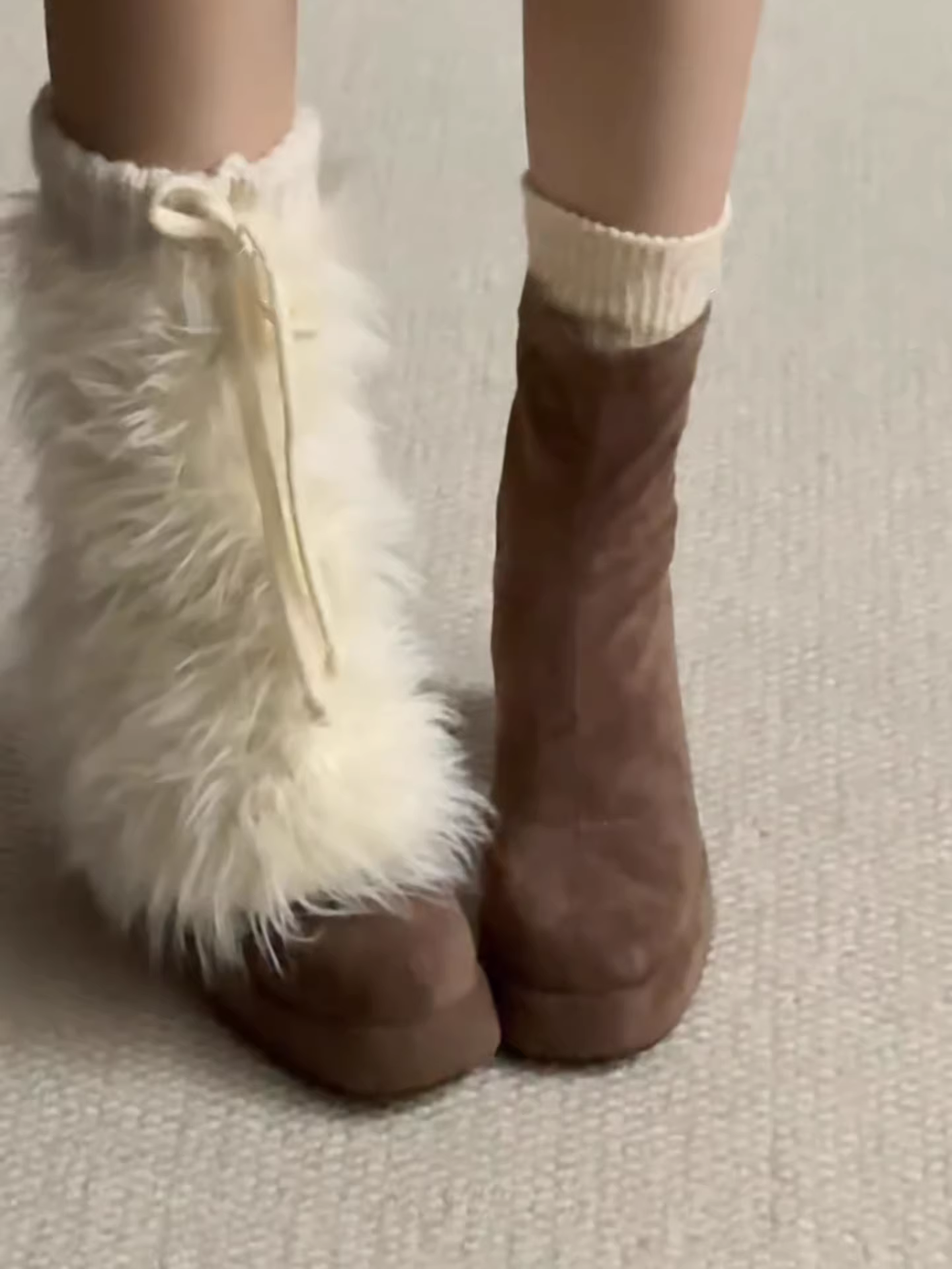 Giày bốt ngắn nữ có gót cao dày, giúp bạn trông cao và thon gọn hơn, kiểu dáng retro thu đông 2025 mới, phối cùng chân váy, lót lông cừu, kiểu Birkenstock.