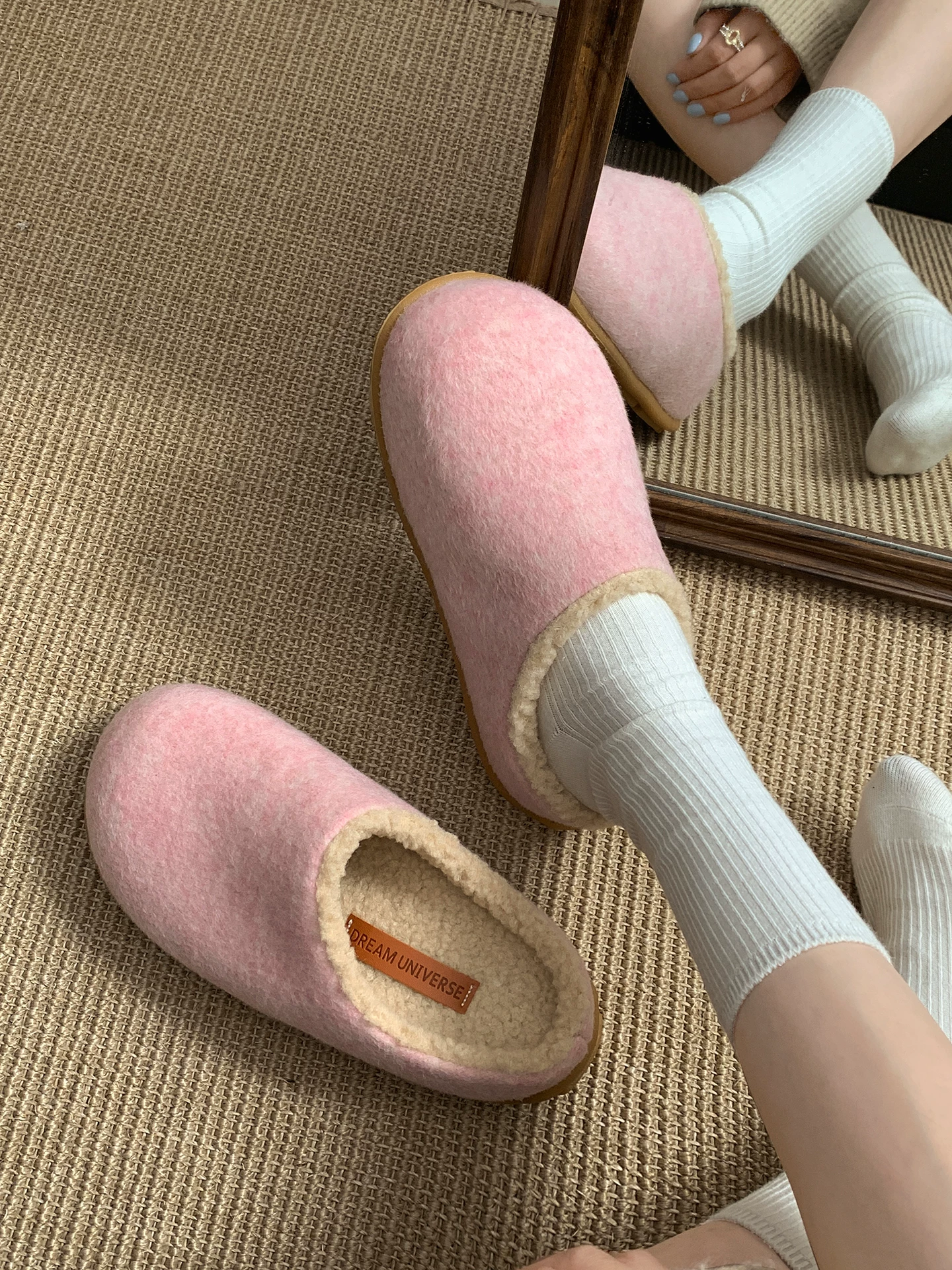 Giày Birkenstock đế dày kiểu Pháp màu hồng dành cho nữ, dép bông giữ ấm mũi kín lót lông mềm mại mùa thu đông 2025 mới.