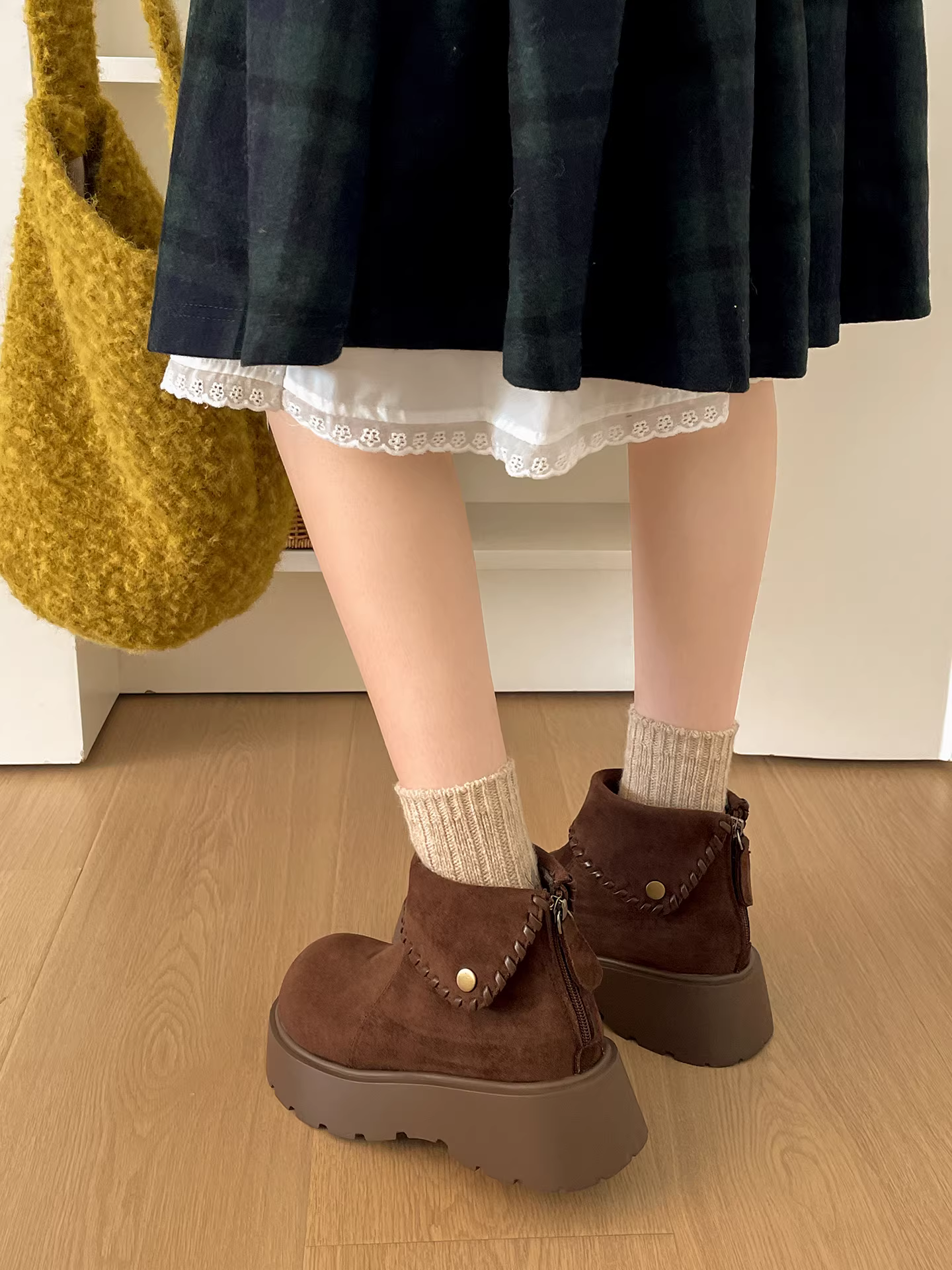 Giày bốt Martin đế dày màu nâu cổ điển dành cho nữ, kiểu thu/đông mới 2025, phối chân váy giúp dáng thon gọn, kiểu dáng như Birkenstock.