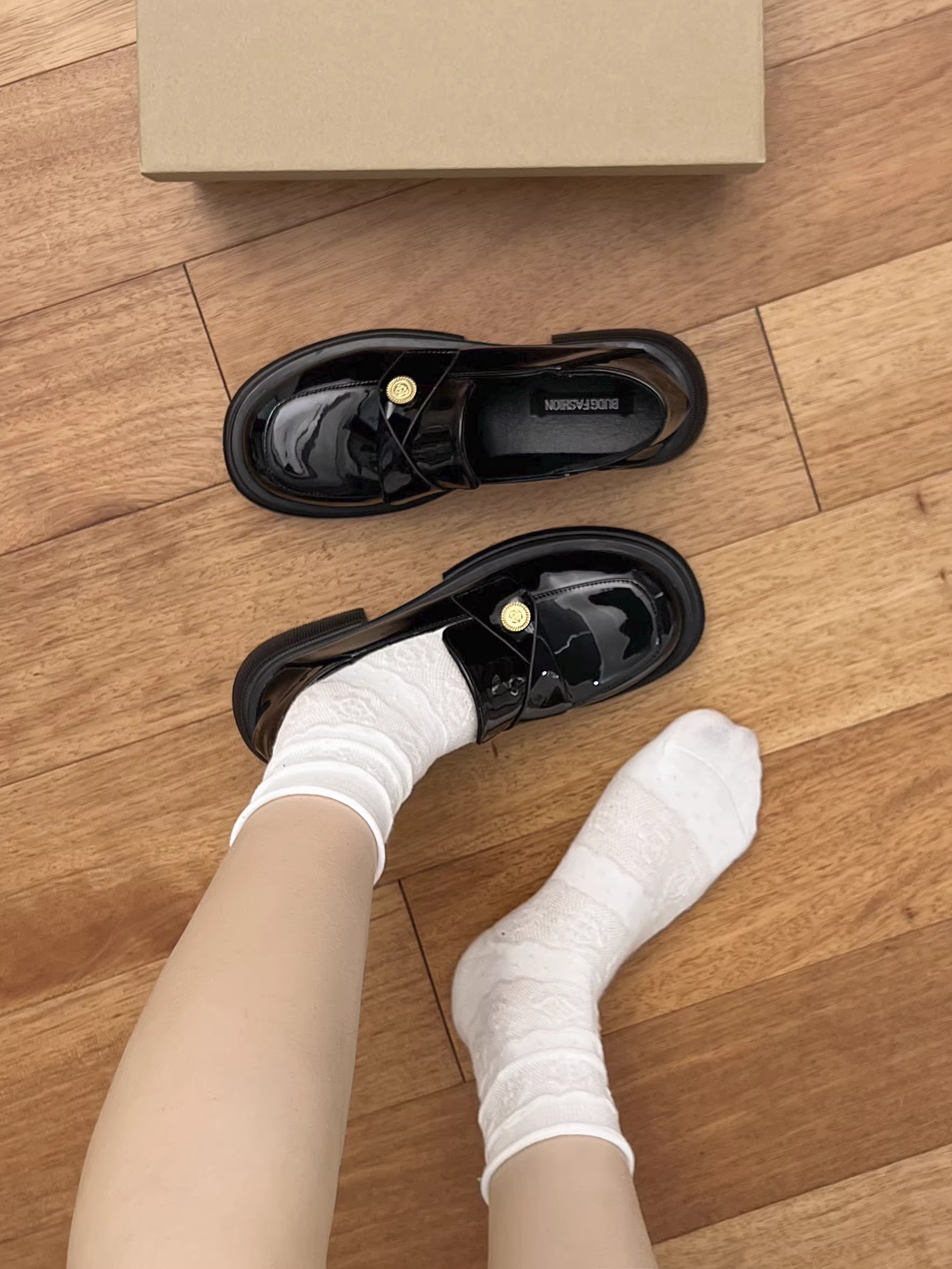 Giày da đế xuồng kiểu Nhật dành cho nữ, mẫu mới thu 2025, đa năng, mũi tròn, gót dày, phối chân váy.