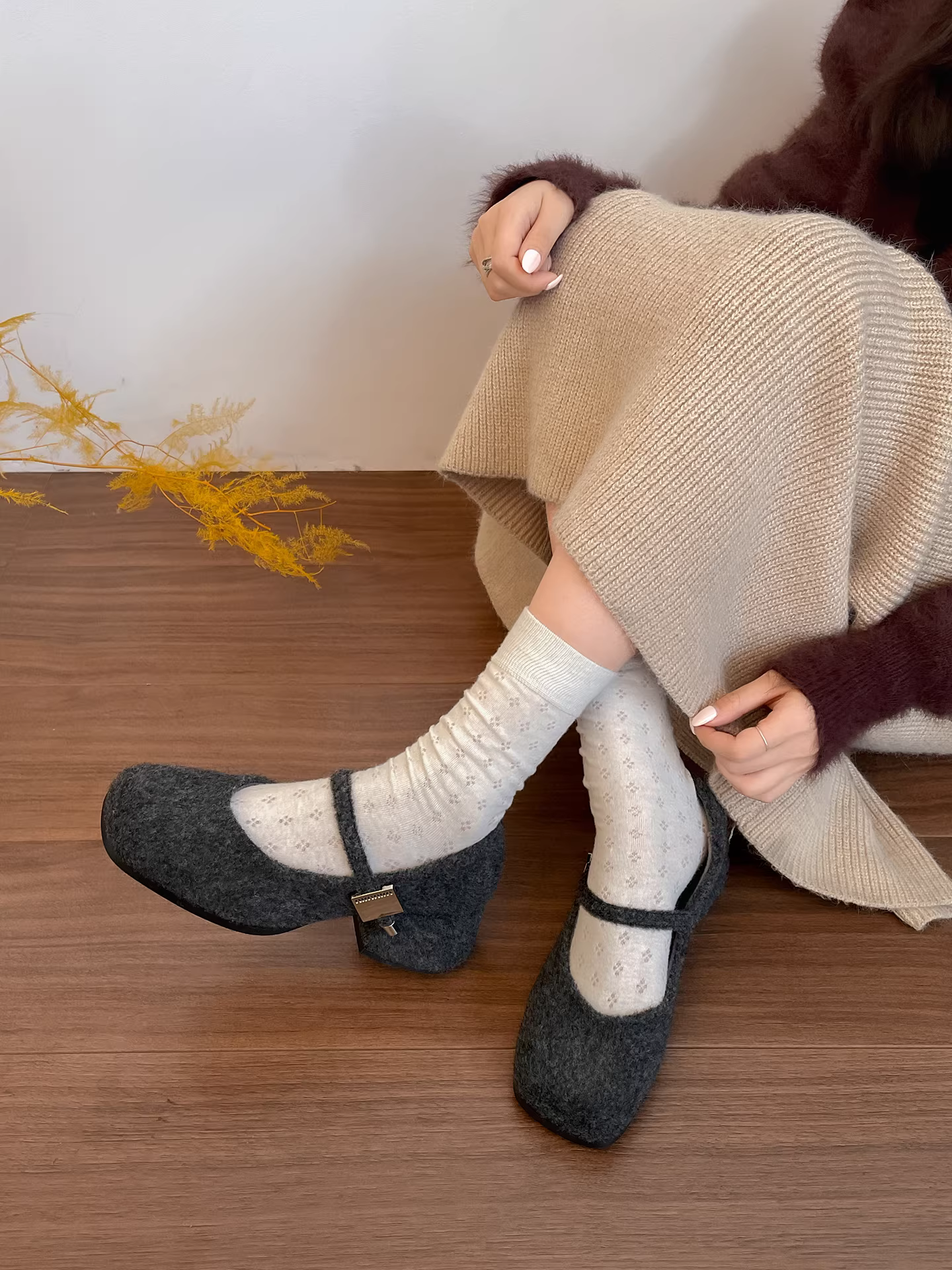 Giày Mary Jane đế thô, mũi vuông, lót lông mềm mại dành cho nữ, kiểu dáng thu đông mới 2025, phối cùng chân váy, giày lông phong cách Pháp tăng chiều cao.