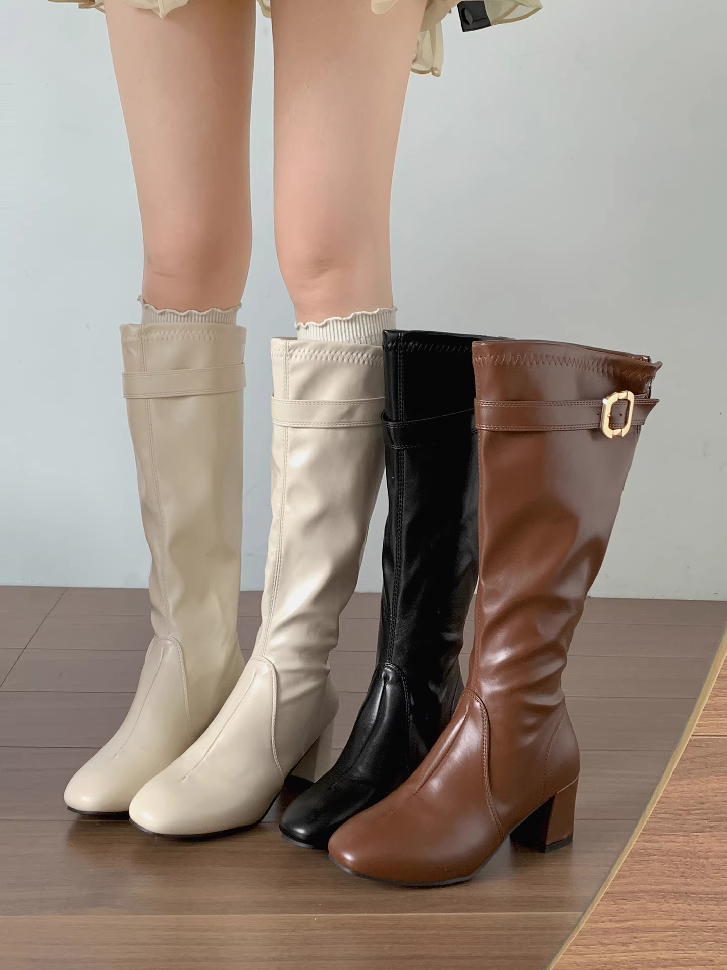 Giày bốt cao gót chunky cổ điển màu trắng dành cho nữ, bốt dài, kiểu dáng thu đông mới 2025, phối cùng váy để trông thon gọn hơn, kiểu bốt đi xe.