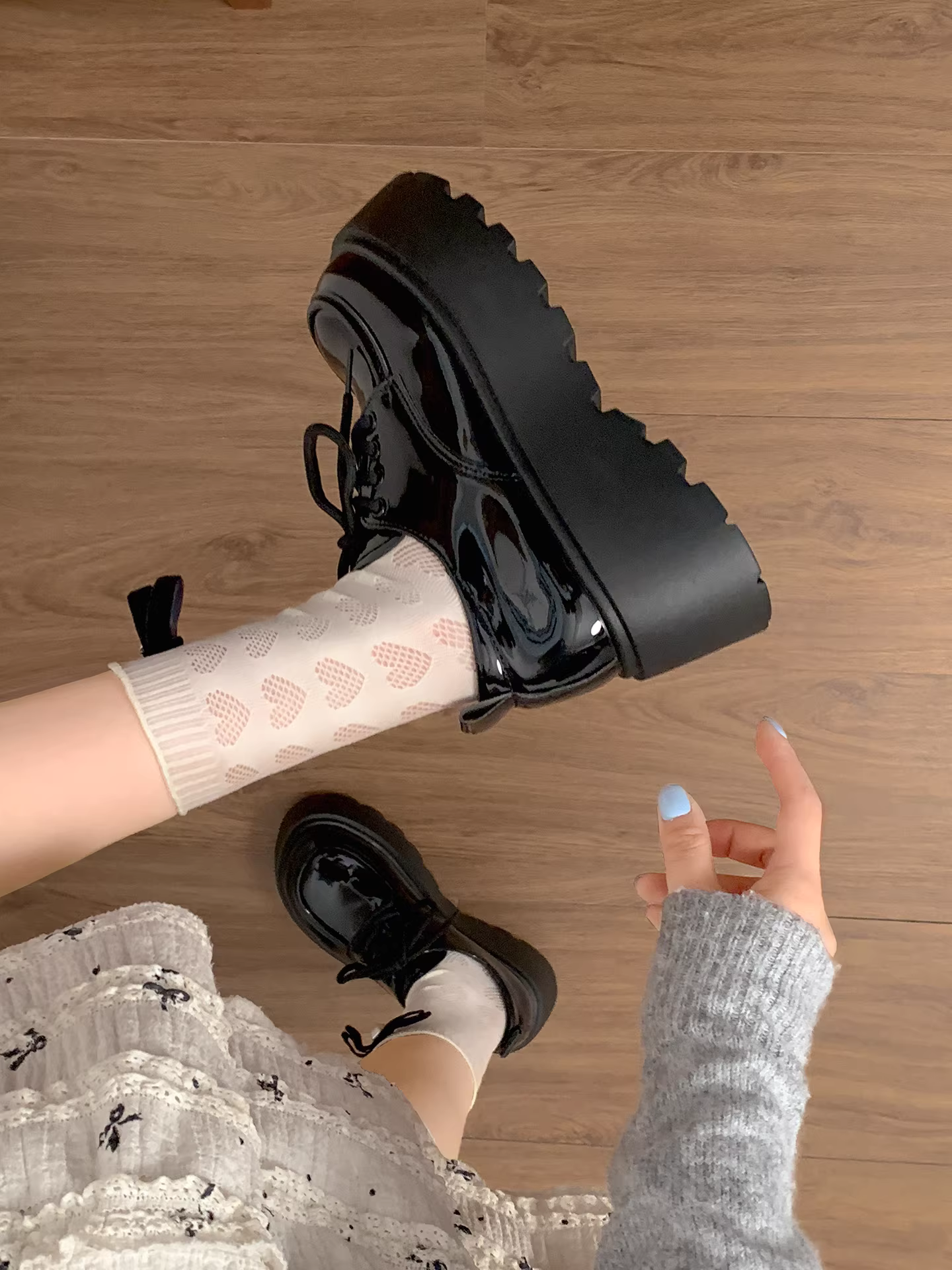 Giày da đế dày phong cách Anh cổ điển màu đen dành cho nữ, mẫu thu đông 2025 mới, kiểu lười đi cùng chân váy.