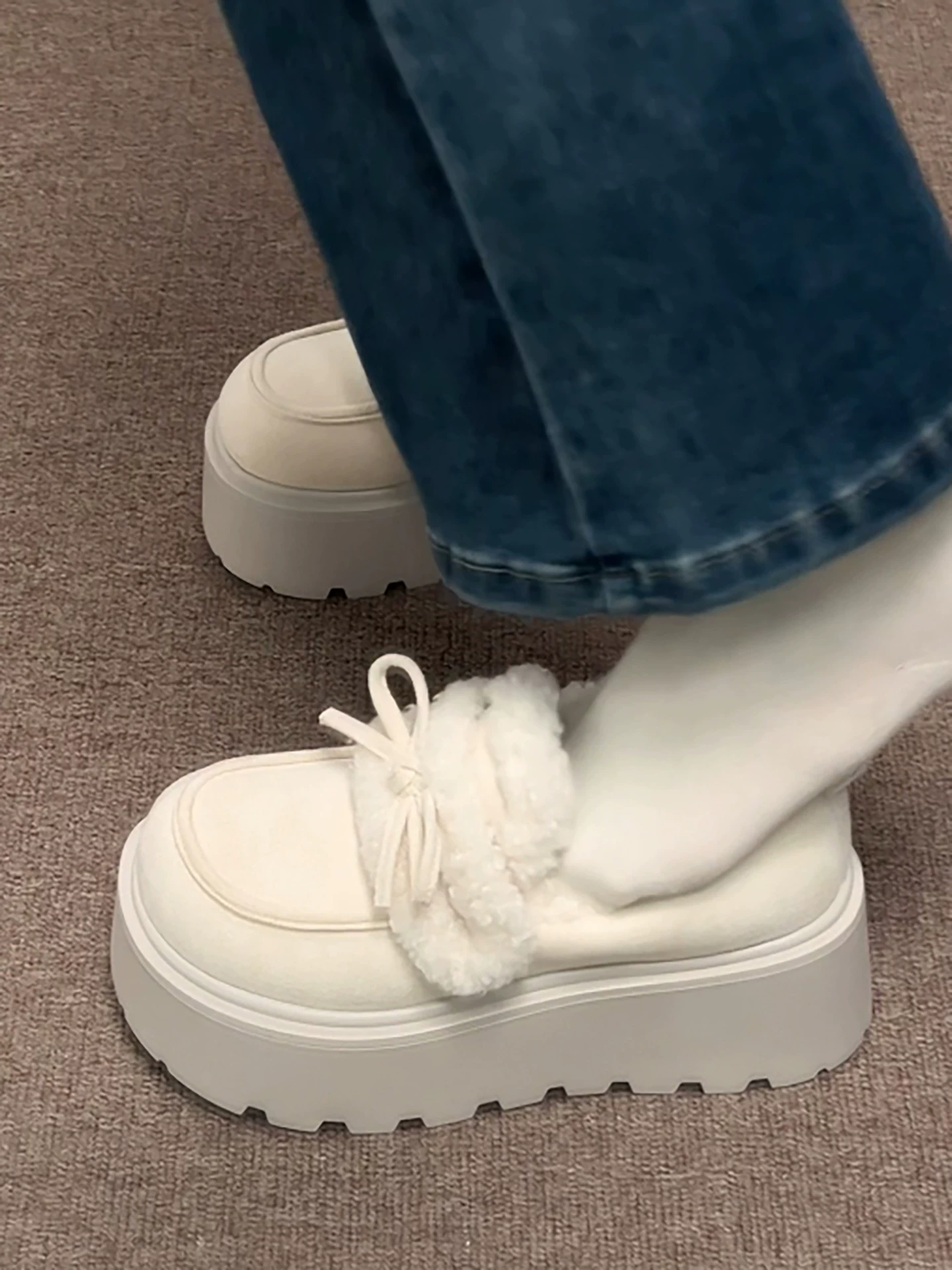 Giày bông tuyết đế dày cổ điển màu trắng dành cho nữ, mặc ngoài trời mùa đông, giày Birkenstock ấm áp chống trượt mới năm 2025.