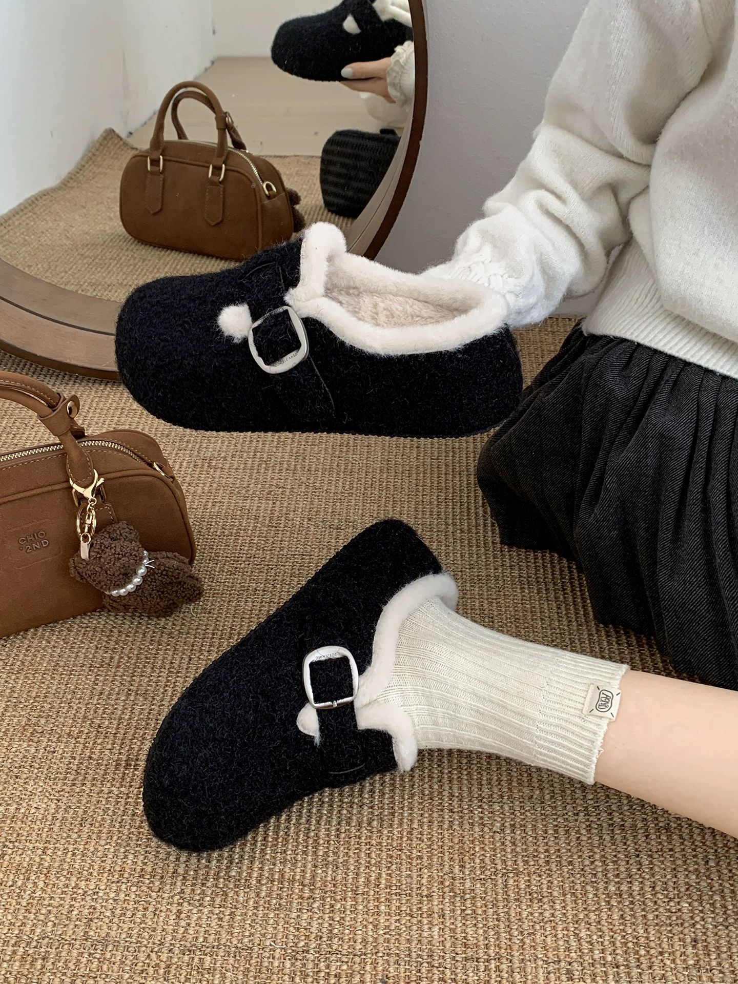 Giày dép lông dày đế cao cấp màu trắng, kiểu kín mũi, dành cho nữ, thích hợp đi ngoài trời, mẫu mới thu đông 2025, kiểu Birkenstock, lót lông giữ ấm.