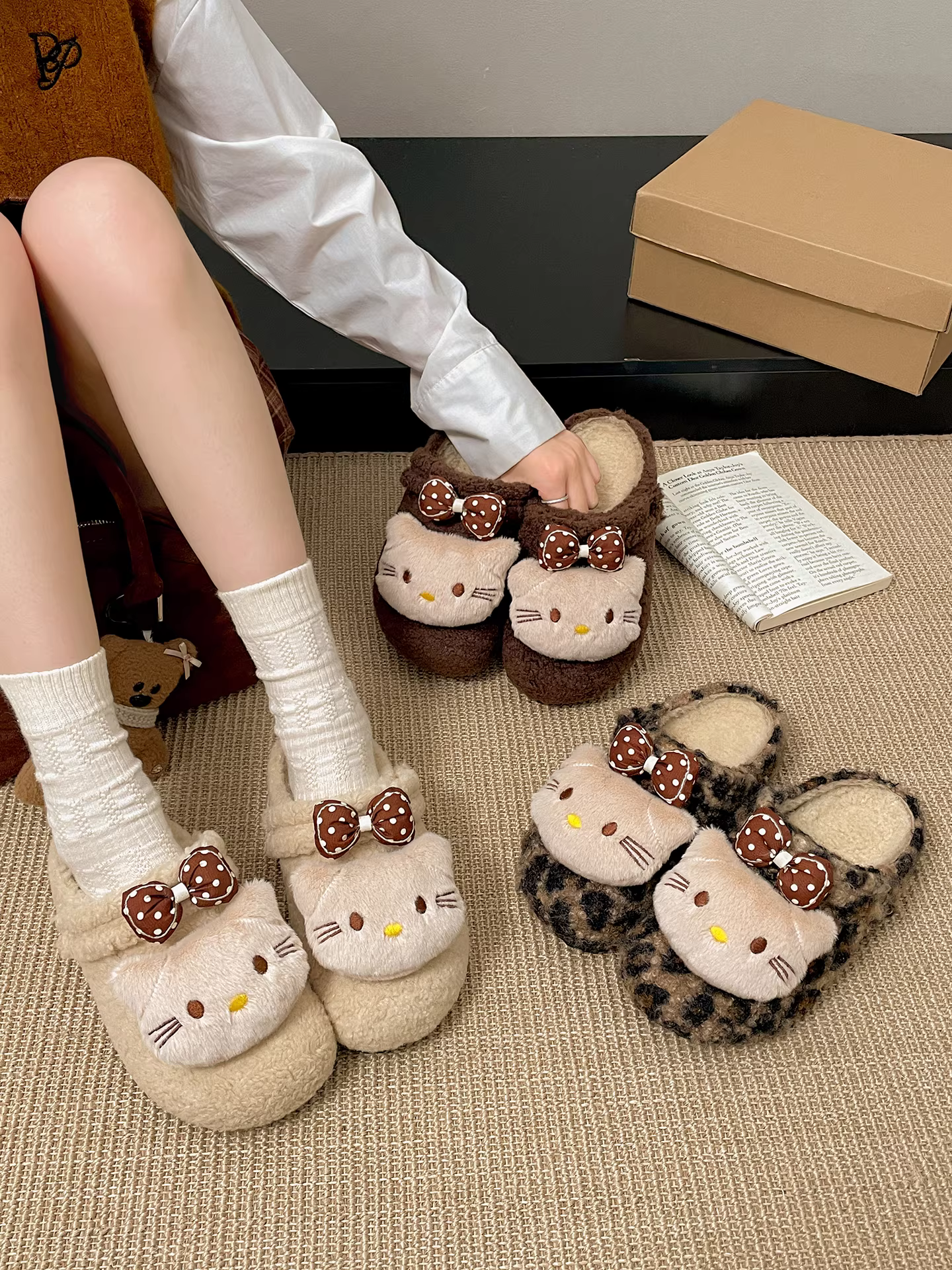 Đôi dép bông hoạt hình dễ thương đế dày dành cho nữ, thích hợp đi ngoài trời, mẫu mới mùa đông 2025, kiểu Birkenstock tăng chiều cao và giữ ấm.