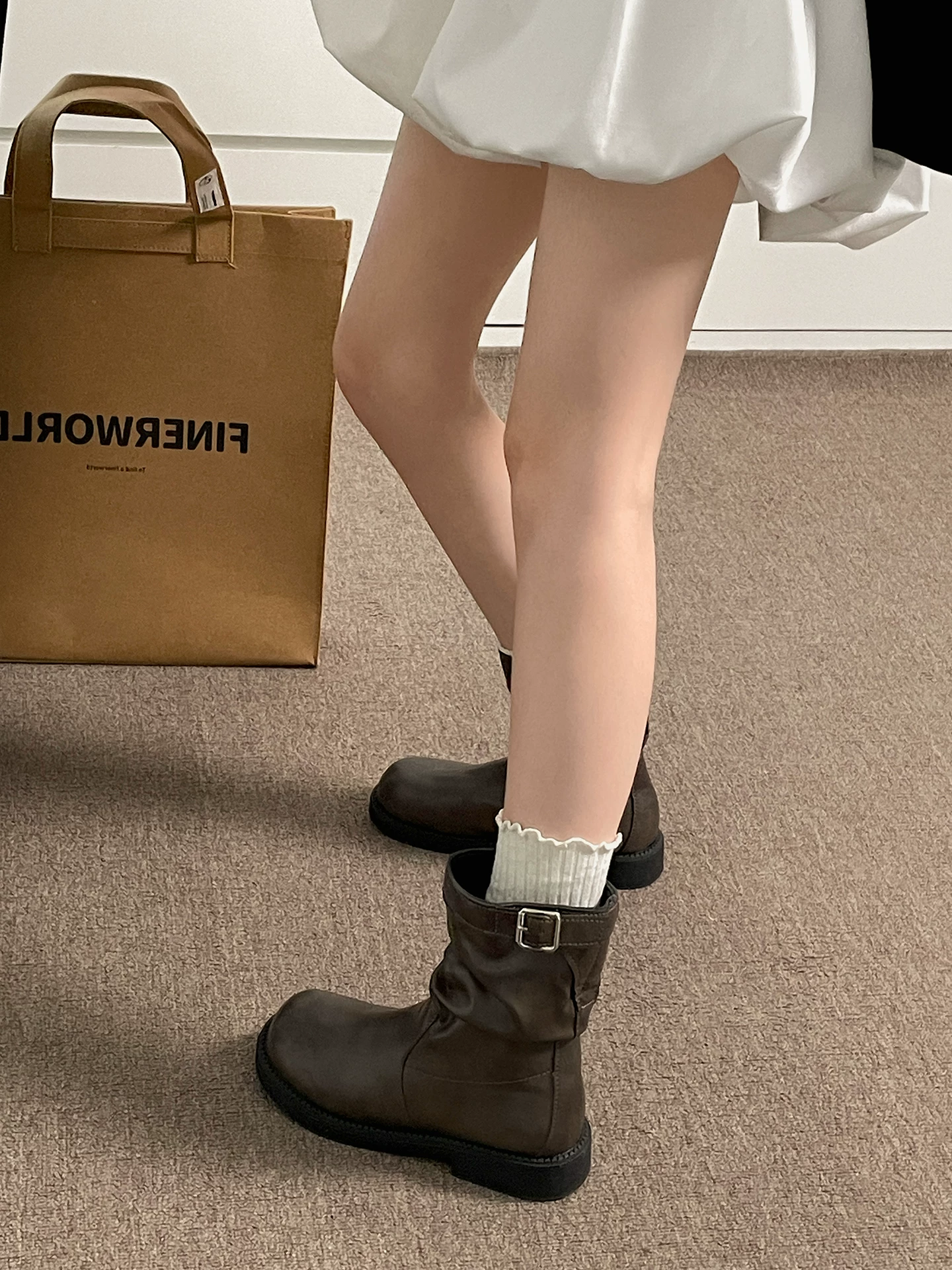 Giày bốt Martin đế dày phong cách Anh quốc cao cấp màu đen cổ điển dành cho nữ, kiểu dáng thu đông mới 2025, phối cùng chân váy giúp trông thon gọn hơn, kiểu dáng lười.