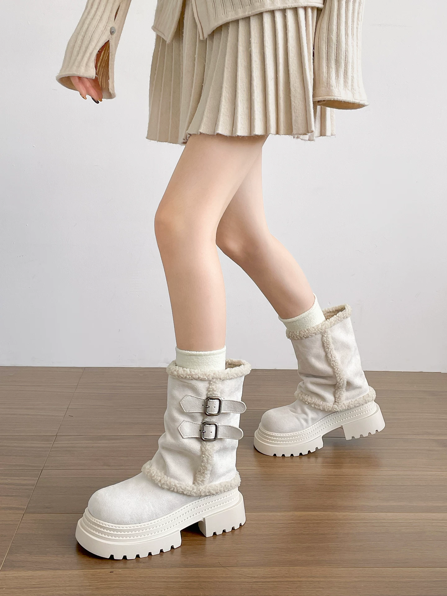 Giày bốt đi tuyết đế dày cổ điển ấm áp dành cho nữ, áo khoác ngoài mùa đông mới 2025, lót lông cừu, dày dặn, giày cotton tăng chiều cao