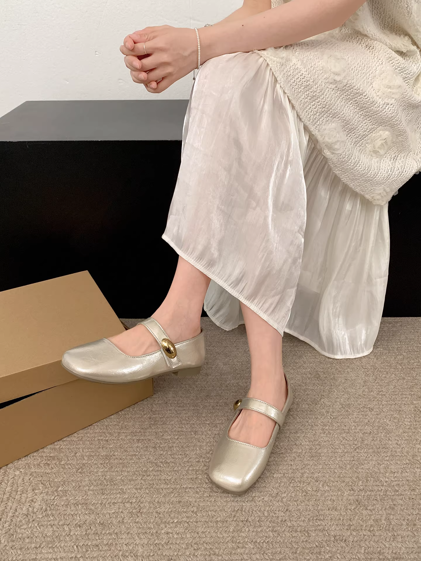 Giày nữ kiểu Pháp màu đỏ cổ điển, mũi vuông, gót thấp, mùa thu 2025 mẫu mới, giày Mary Jane đa năng phối chân váy.