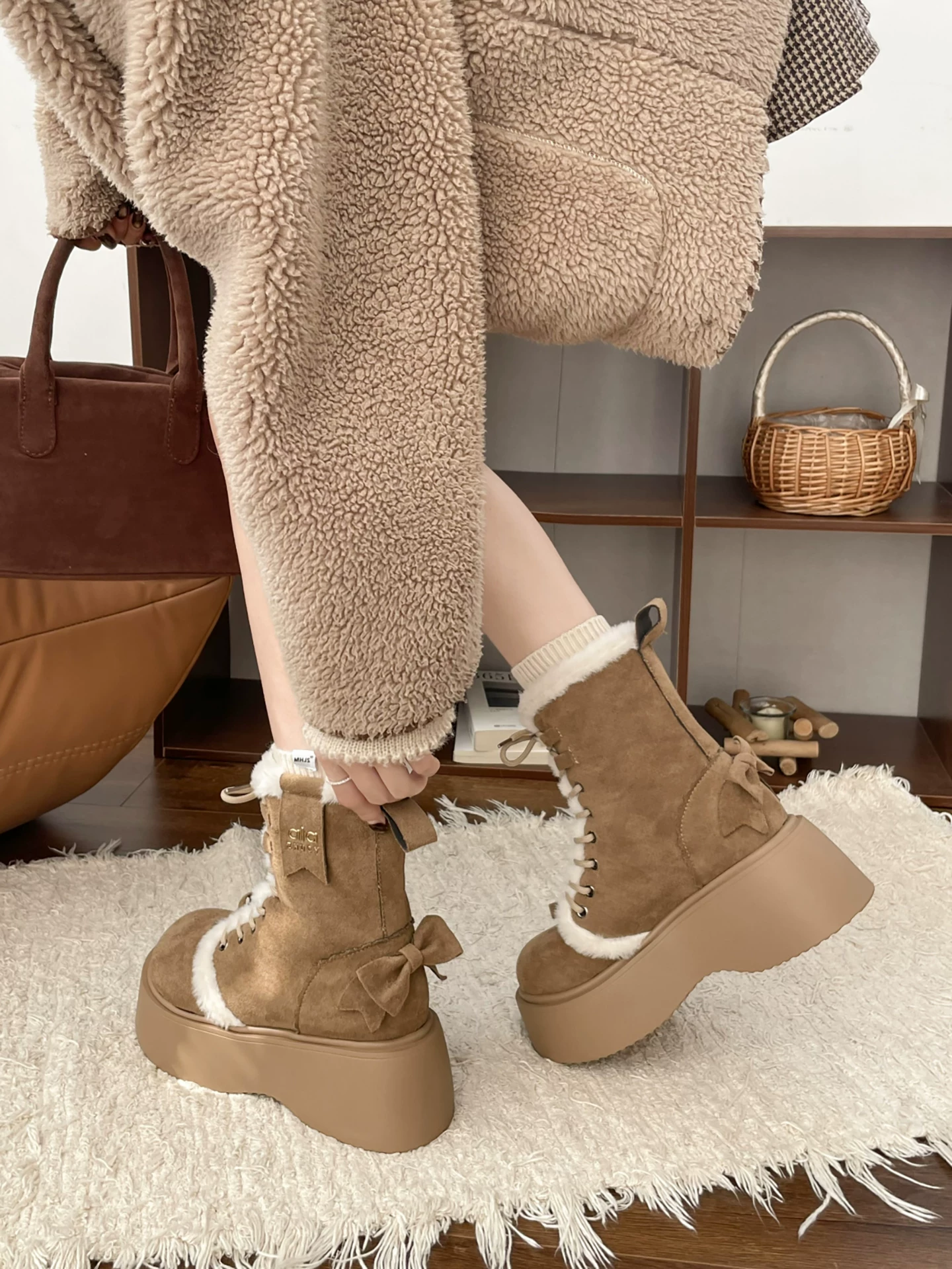 Giày bốt tuyết đế dày lót lông phong cách Đông Bắc dành cho nữ, mẫu mới mùa đông 2025, chống trơn trượt, ấm áp, kiểu cổ điển, chất liệu cotton.