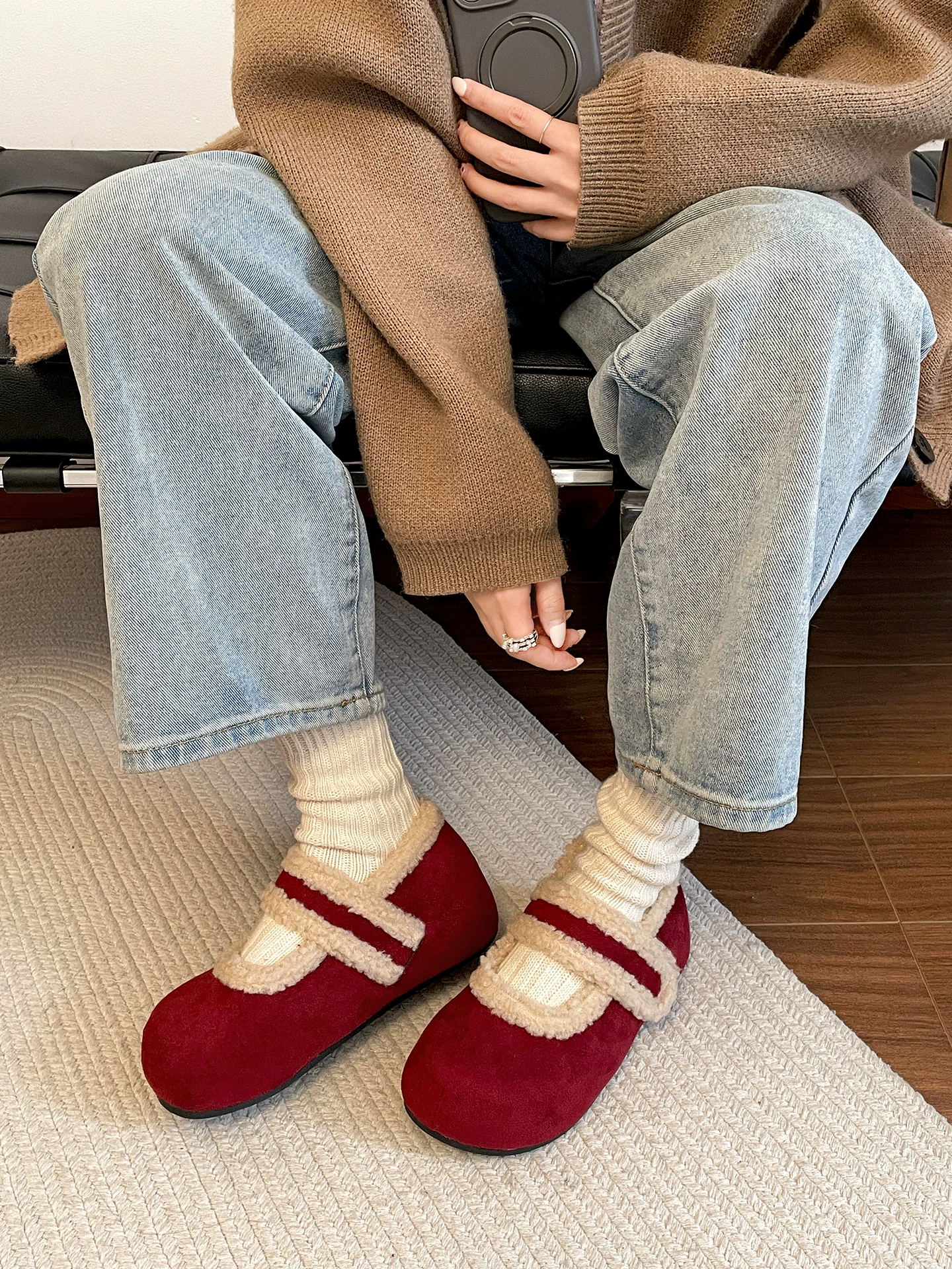 Giày Birkenstock nhung đế dày kiểu Pháp cổ điển màu đỏ hot trend dành cho nữ, mẫu mới mùa đông 2025, giữ ấm, chống trơn, chất liệu cotton