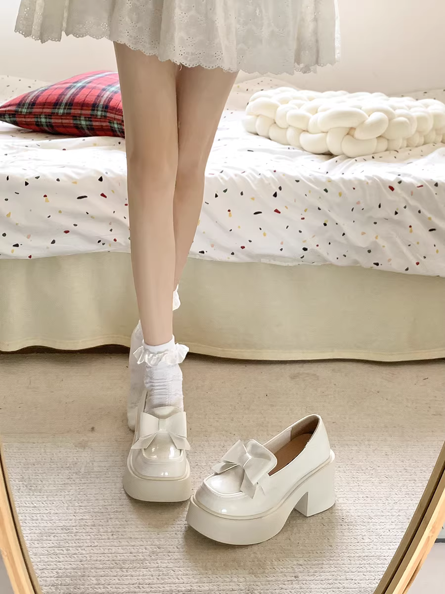Giày da nữ đế dày kiểu Pháp cổ điển màu trắng, kiểu dáng mùa thu mới 2025, phối chân váy, miệng giày nông, kiểu Mary Jane