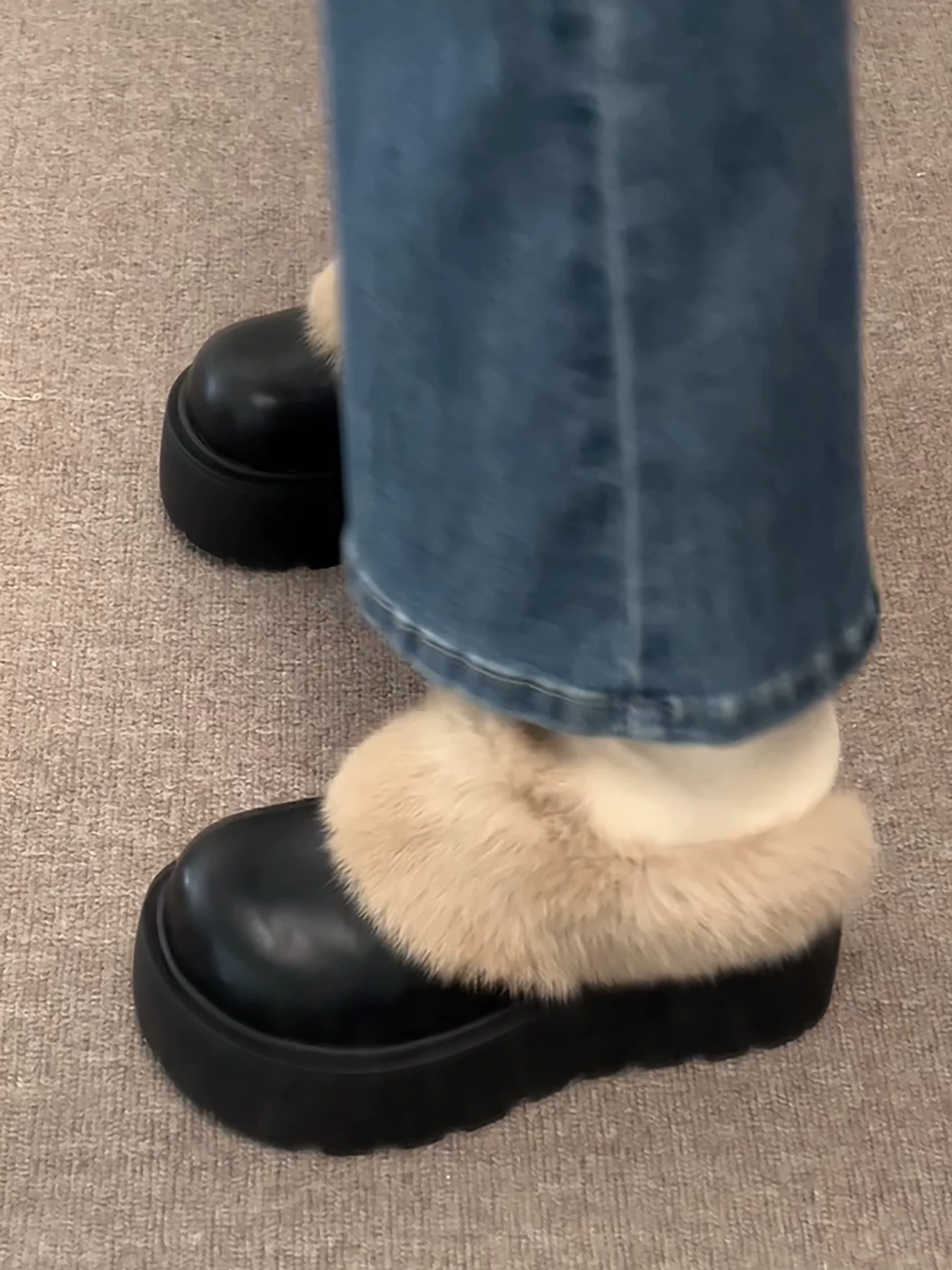 Giày Birkenstock nửa đế bằng lông nhung đen dày dặn dành cho nữ, mẫu mới mùa đông 2025, dùng ngoài trời, ấm áp và tăng chiều cao, kiểu dép bông lông mềm mại.