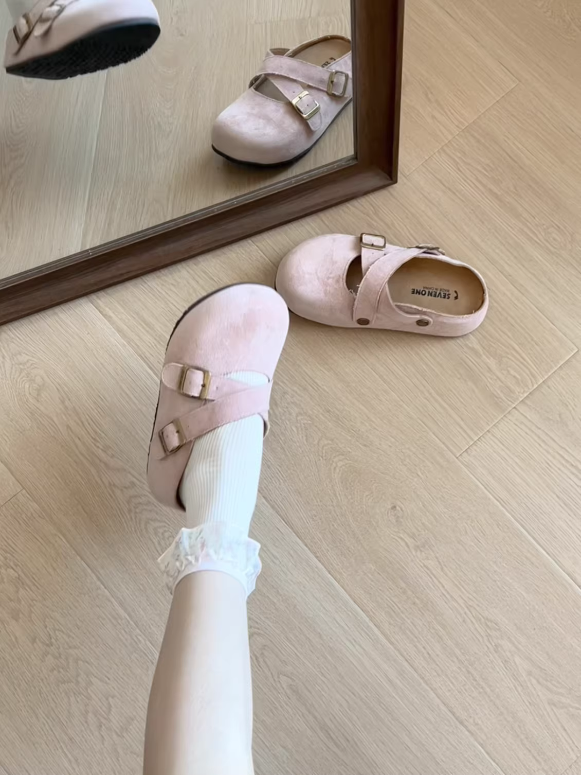 Dép nữ đế dày cổ điển màu hồng thời thượng, áo khoác ngoài mùa thu, kiểu mới 2025, dép Birkenstock nửa kín mũi đa năng phối cùng chân váy