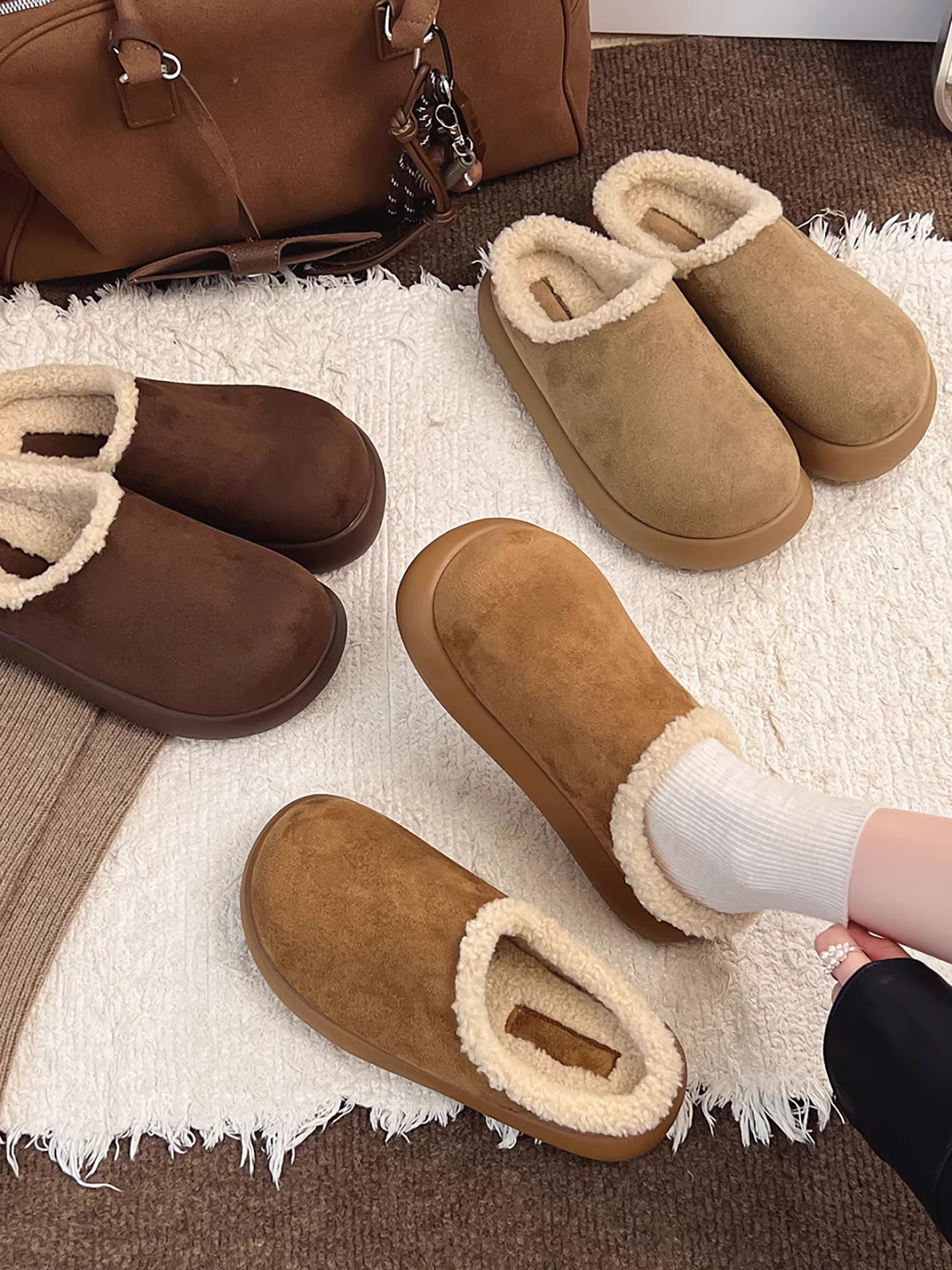 Đôi dép lông dày đế cao kiểu Pháp màu nâu cổ điển dành cho nữ, đi ngoài trời, mẫu mới mùa đông 2025, giữ ấm bằng lông cừu, kiểu Birkenstock, chất liệu cotton