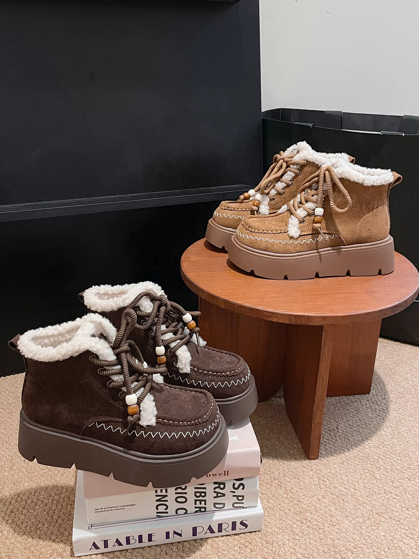 Giày bốt tuyết đế dày lót lông ấm áp kiểu retro phổ biến dành cho nữ, giày cotton kiểu Birkenstock lót lông tăng chiều cao mùa đông mới năm 2025.