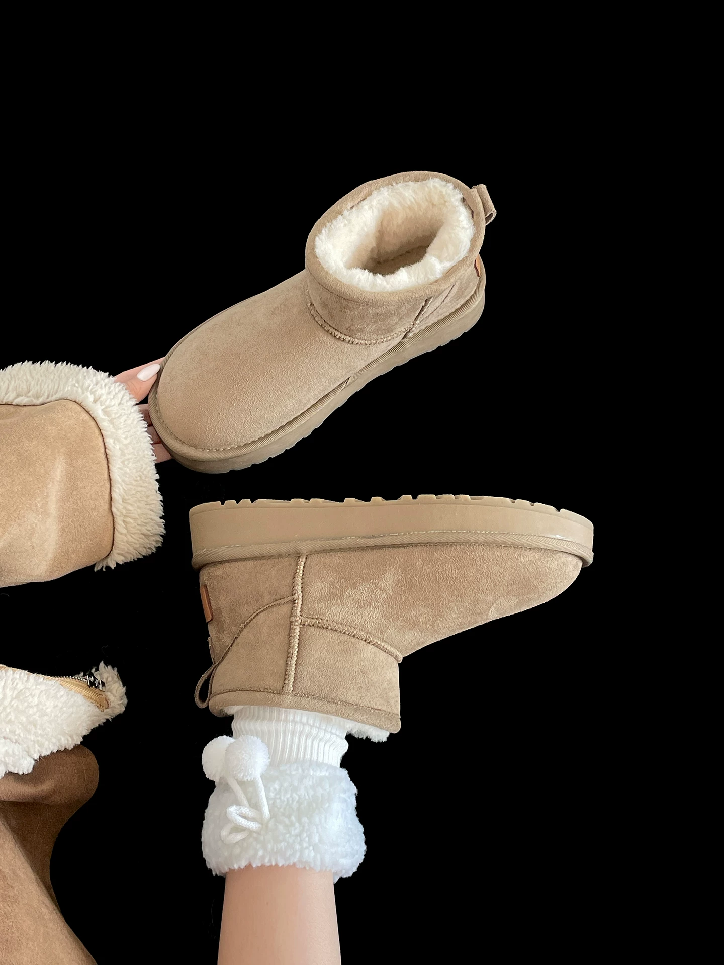 Giày bốt tuyết nữ đế dày lót lông cừu màu nâu cổ điển, kiểu Birkenstock, giữ ấm mùa đông 2025, tăng chiều cao, chất liệu cotton Đông Bắc