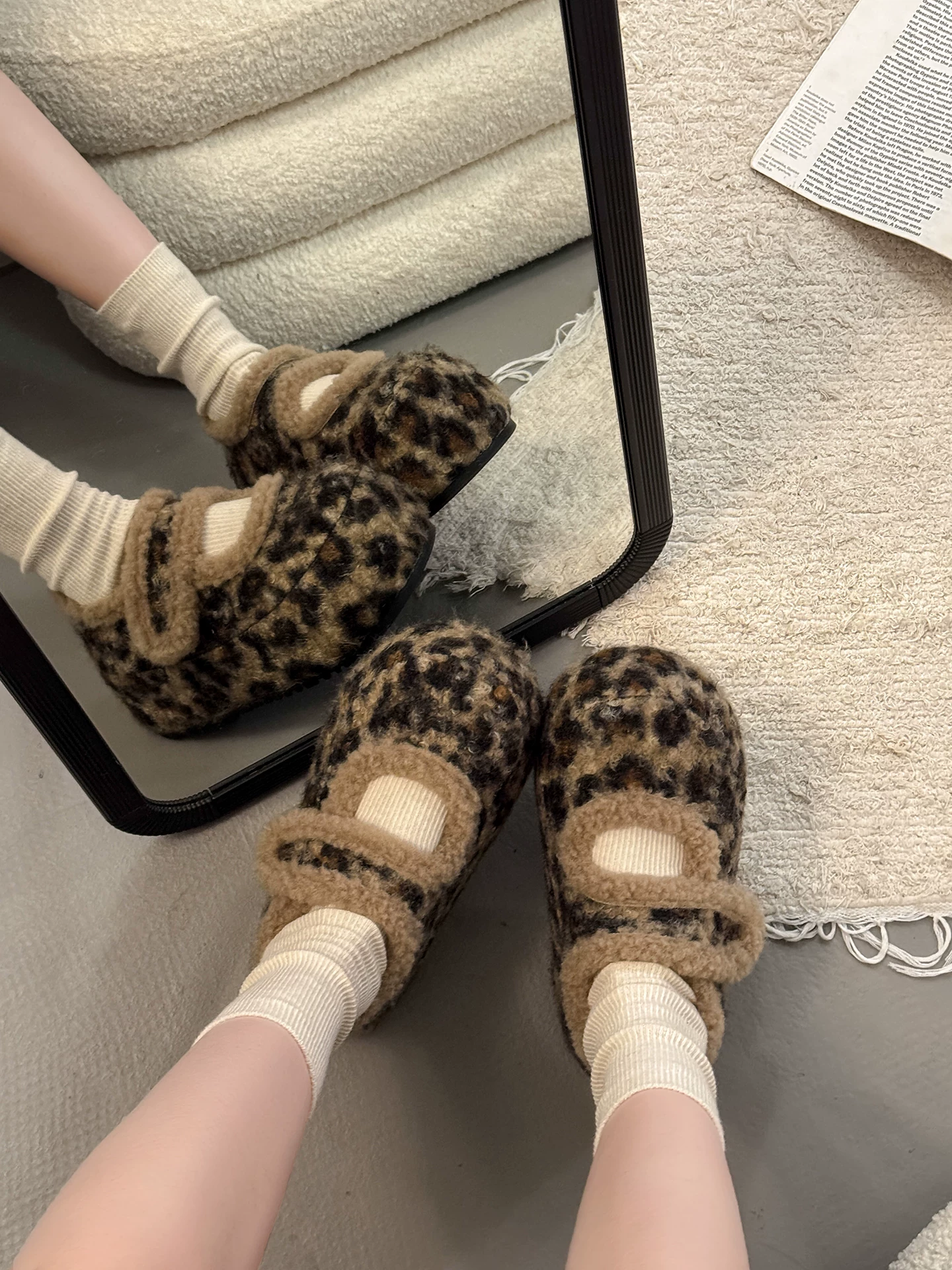 Giày lông dày đế cao họa tiết da báo thời thượng dành cho nữ, thích hợp đi ngoài trời, giày cotton kiểu Birkenstock giữ ấm mùa đông mới năm 2025, chống trơn trượt.