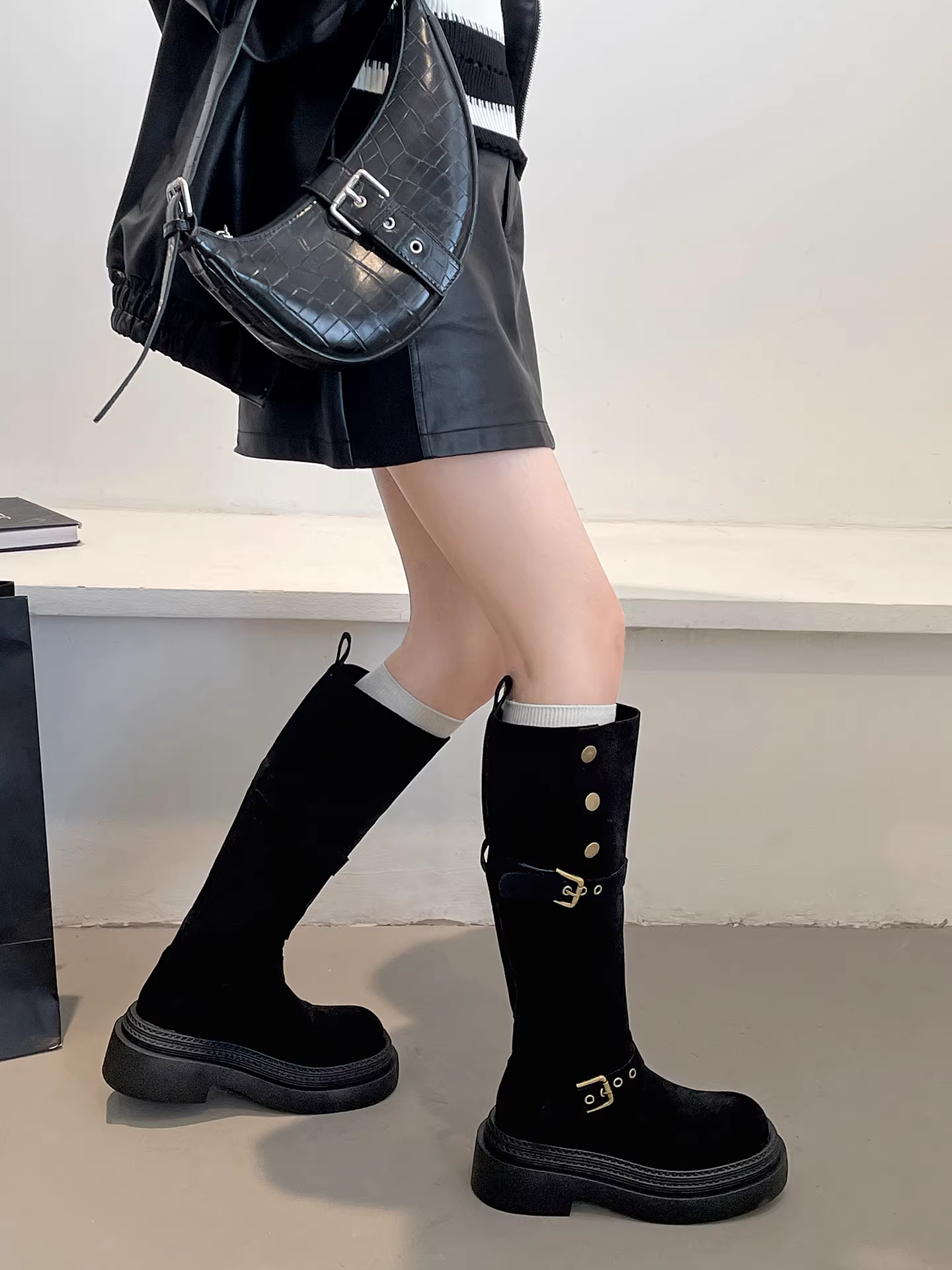 Giày bốt nữ đế dày kiểu Maillard màu nâu cổ điển, bốt cao cổ mùa thu đông 2025 mới, tăng chiều cao, tôn dáng, kiểu hiệp sĩ