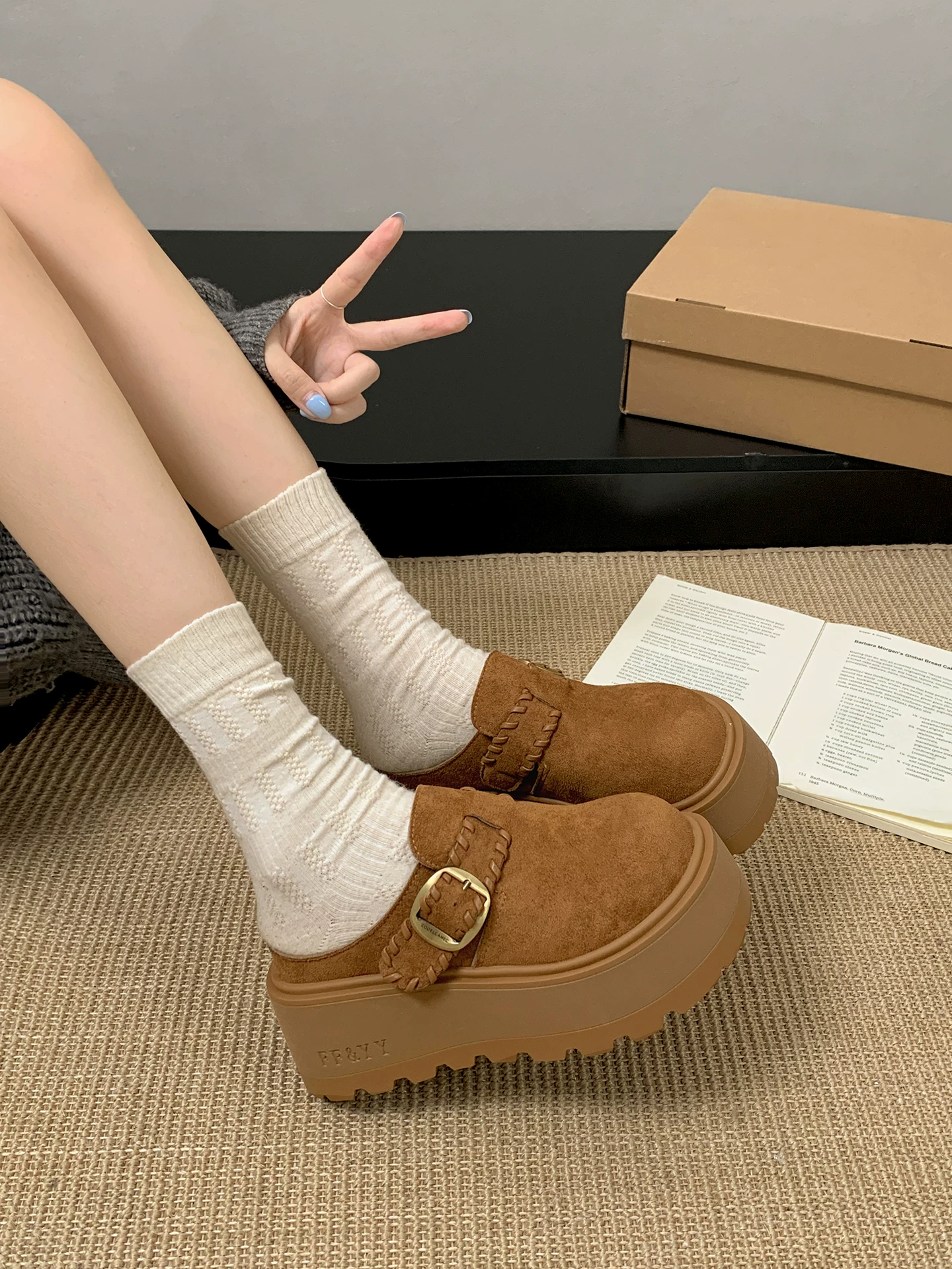 Giày Birkenstock đế dày kiểu retro màu nâu dành cho nữ, mẫu mới thu đông 2025, có lớp lót lông cừu, chống trơn trượt, tăng chiều cao, kiểu bít mũi.