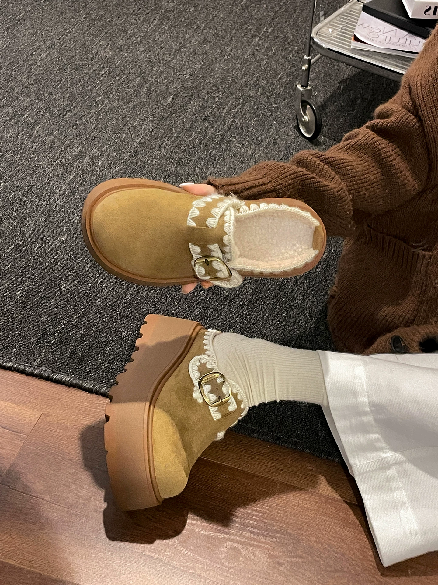 Giày Birkenstock nữ mùa đông 2025 kiểu retro trắng, đế dày chống trơn, chất liệu nhung mềm, kiểu nửa dép, tăng chiều cao, giữ ấm bằng cotton