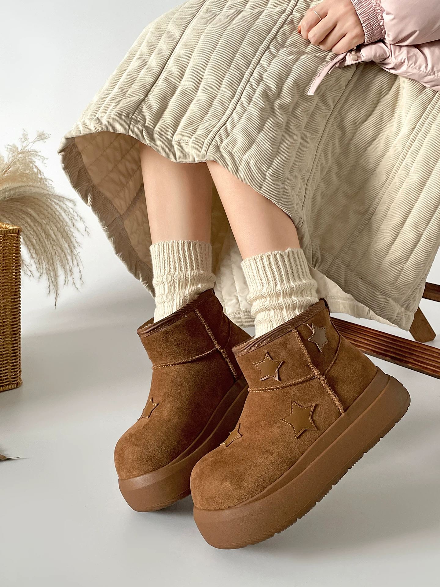 Giày bốt tuyết đế dày chống trơn màu trắng cổ điển dành cho nữ, kiểu dáng mùa đông mới 2025, lót lông cừu và dày dặn để giữ ấm.