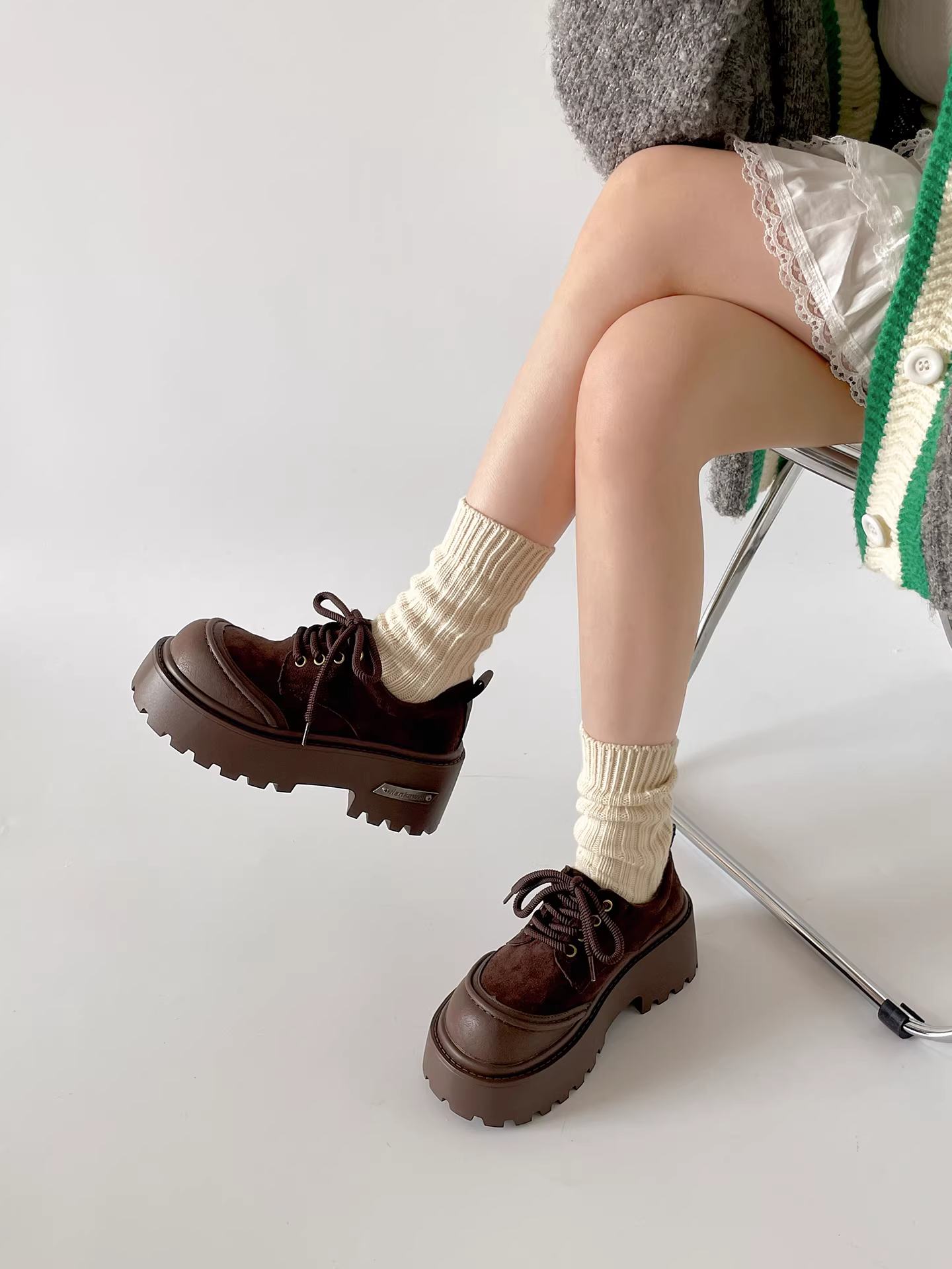 Giày lười đế dày lót lông tăng chiều cao dành cho nữ, giày cotton ấm áp cổ điển mùa đông 2025 mới để mặc ngoài trời.