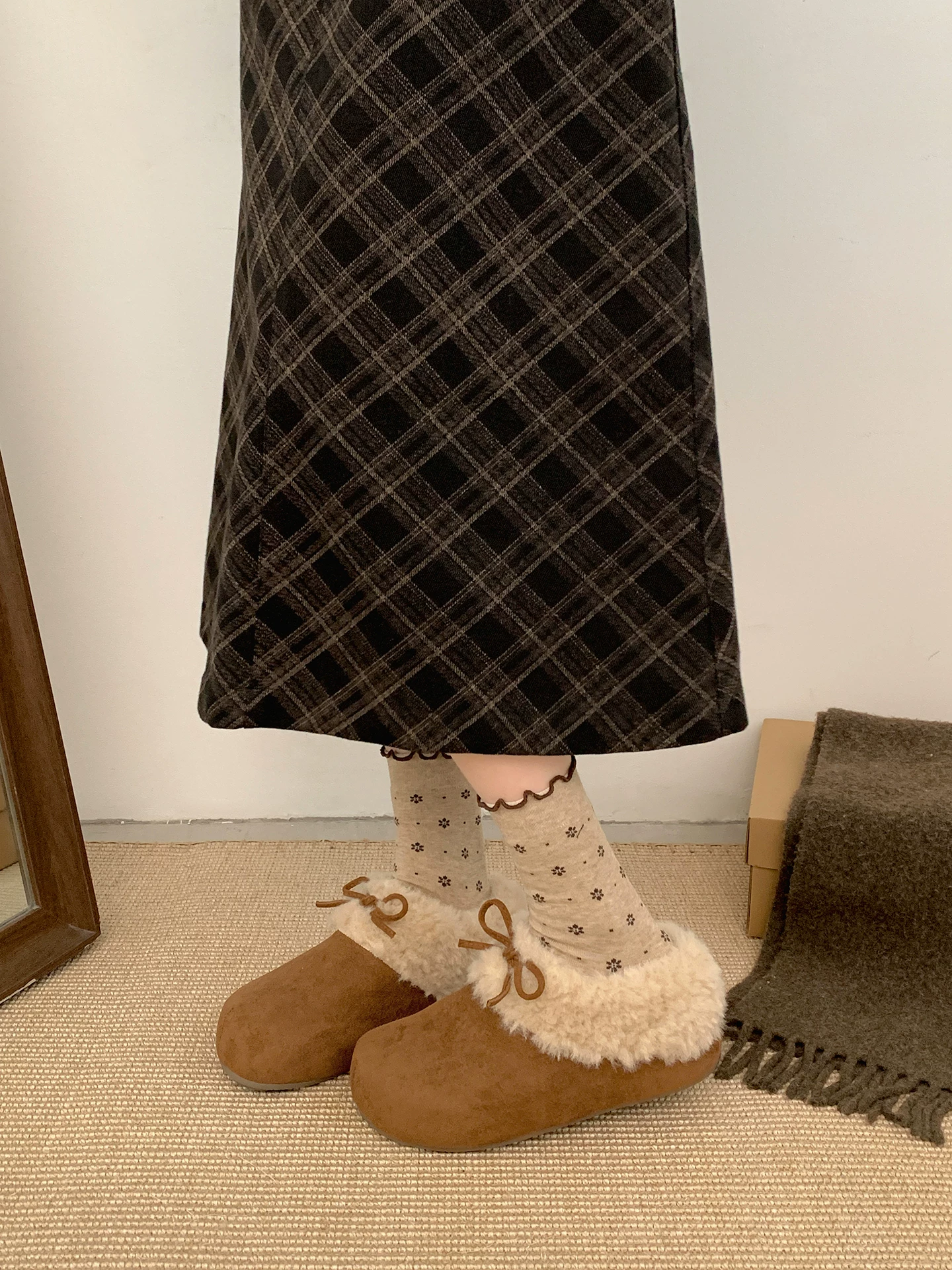 Giày nửa dép kiểu Birkenstock lót lông cừu, đế dày, chống trơn trượt dành cho nữ, thích hợp để đi ngoài trời, mẫu mới mùa đông 2025, tăng chiều cao, ấm áp, giày bông lông mềm mại.