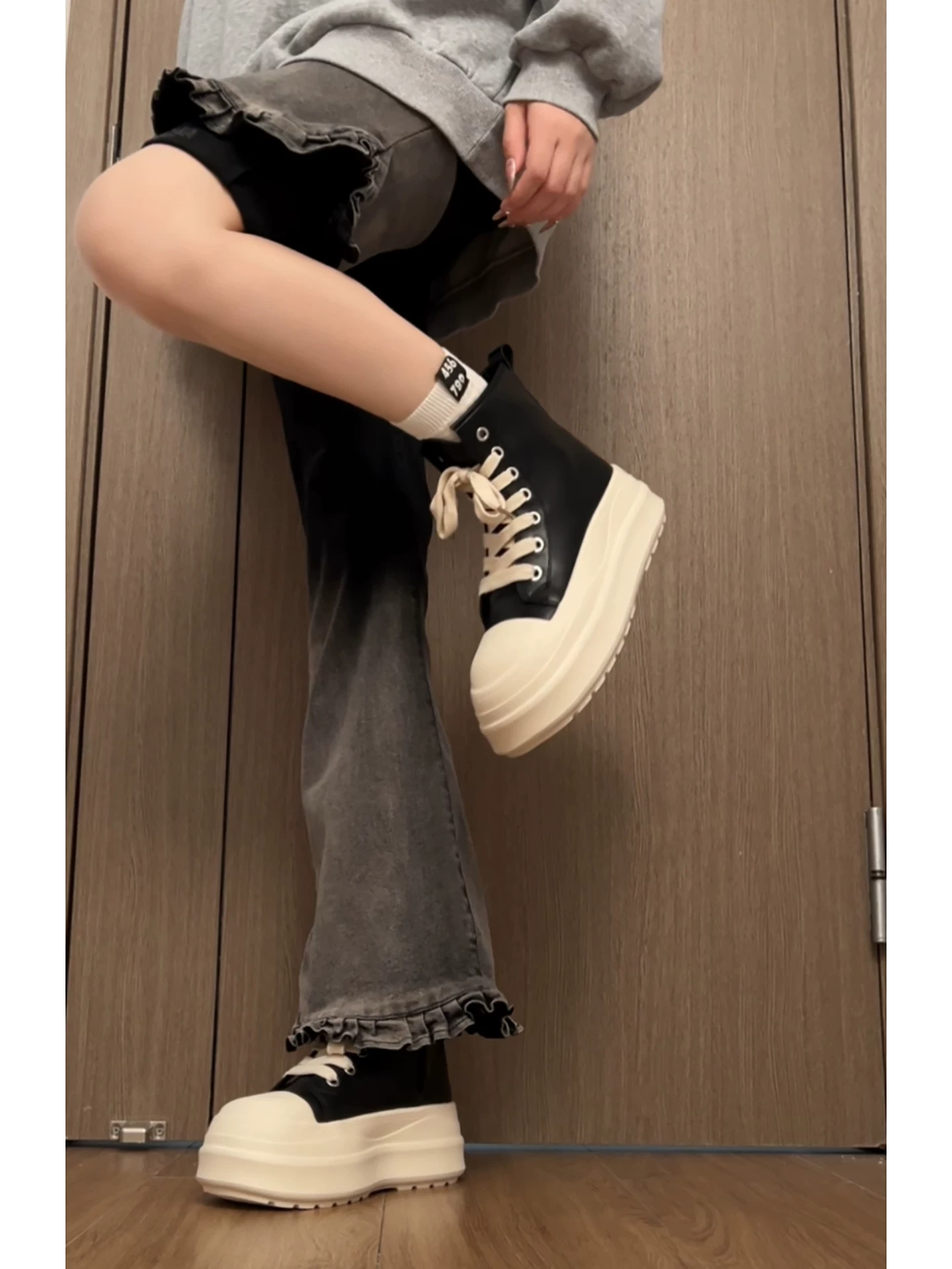 Giày đế xuồng cao cổ điển màu đen dành cho nữ, kiểu thu đông 2025, phối chân váy, giày thể thao đa năng tăng chiều cao, phong cách thường ngày