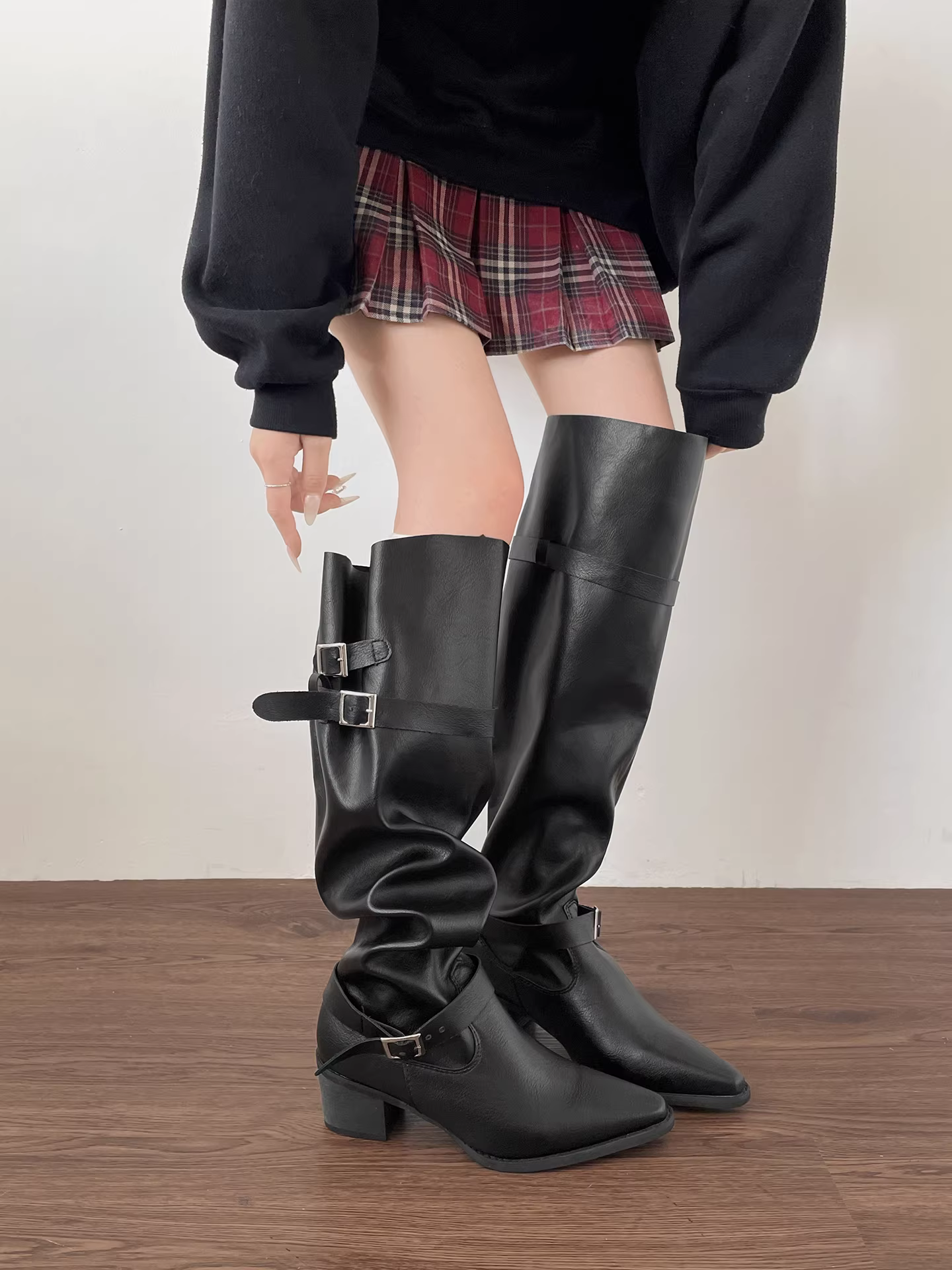 Giày bốt cao gót mũi nhọn kiểu cổ điển dành cho nữ, bốt dài mùa thu/đông 2025 kiểu Anh, giúp thon gọn dáng người.