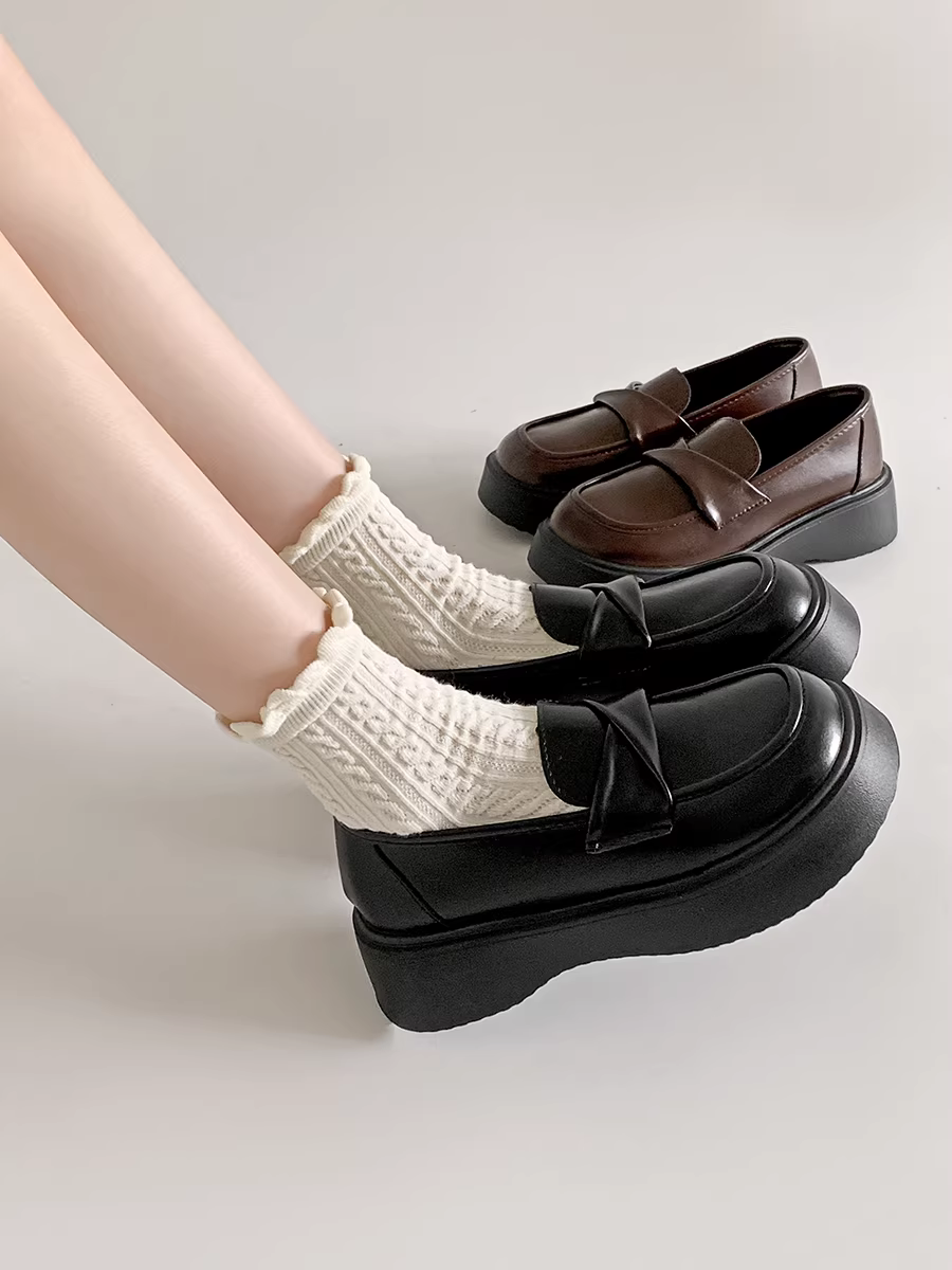 Giày da nữ đế dày phong cách retro Anh, kiểu lười, mới cho mùa thu 2025.