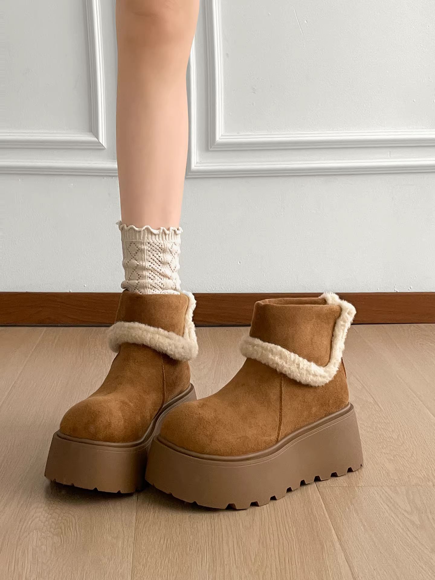 Giày bốt tuyết đế dày lót lông cừu kiểu retro màu nâu dành cho nữ, mẫu mới mùa đông 2025, giữ ấm khi đi ngoài trời, kiểu dáng nhỏ nhắn như Birkenstock, chất liệu cotton.