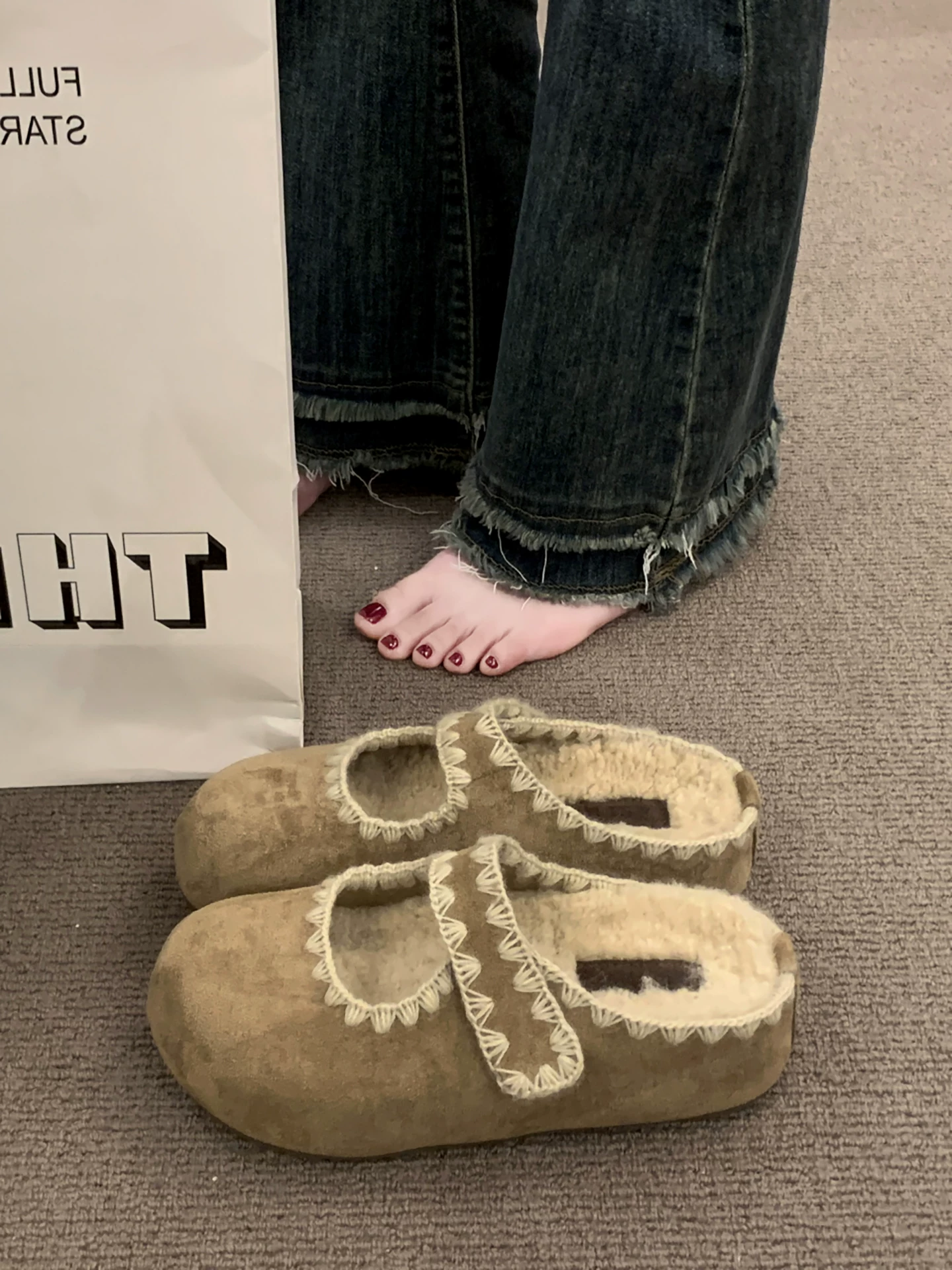 Giày nửa dép kiểu Birkenstock đế dày, lót lông mềm mại dành cho nữ, mẫu mới thu đông 2025, giữ ấm, mũi kín, chất liệu cotton.