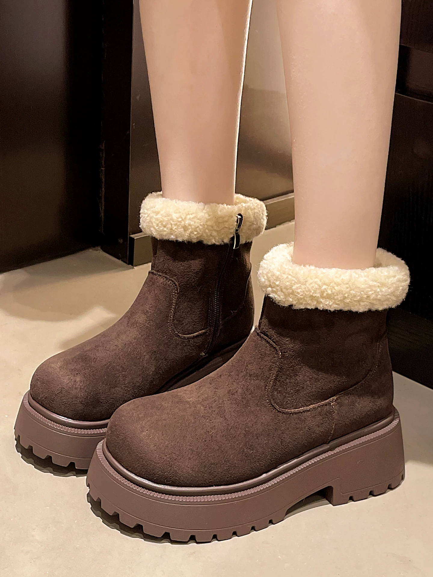 Giày bốt nữ mùa đông 2025 đế dày, lót lông mềm mại, chống trơn trượt, tăng chiều cao, ấm áp, kiểu dáng cổ điển, chất liệu cotton, thích hợp đi ngoài trời.
